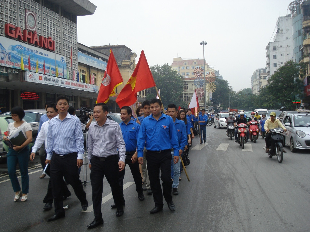 Bí thư Đoàn khối doanh nghiệp T.Ư Hồ Xuân Trường và ĐVTN đi bộ tuyên truyền thanh niên tham gia giao thông có văn hoá