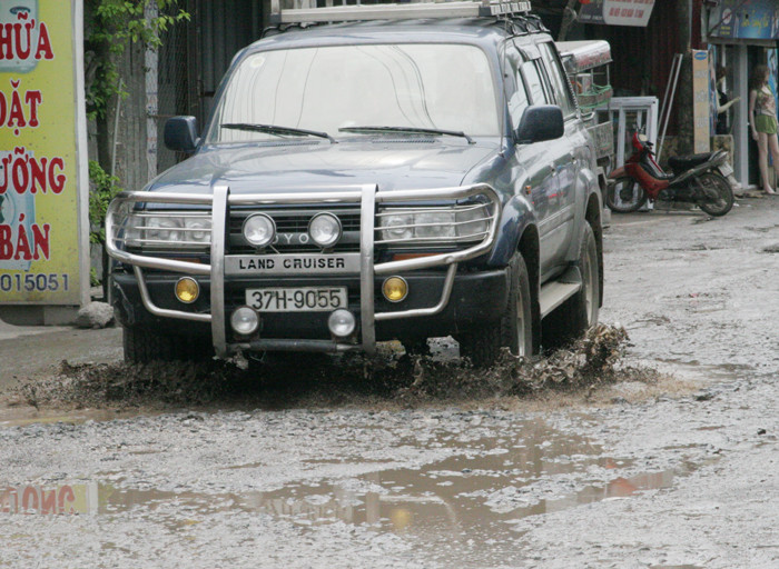 Nhiều tài xế trở thành tay đua vượt địa hình ngay giữa đường thành phố