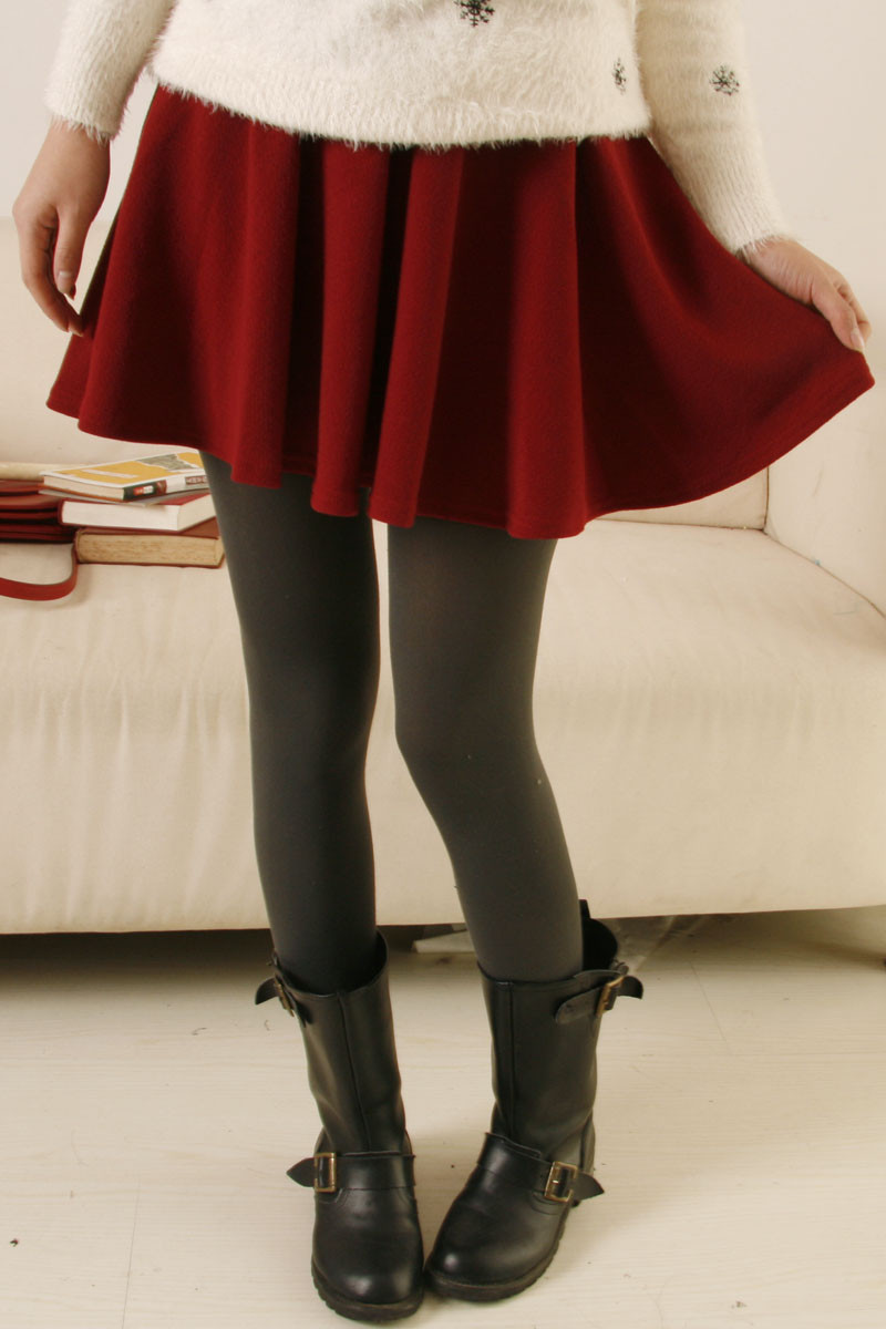 Áo phao, áo da hay những item cotton pha nilon khó thấm nước chính là những món đồ hoàn hảo cho những ngày mưa phùn thế này. Ngoài ra những kiểu áo sơ mi, đặc biệt là sơ mi denim cũng là một lựa chọn không tồi đâu nhé! Shorts, chân váy cotton tiện dụng hay skinny jeans sẽ giúp bạn cảm thấy năng động và thoải mái hơn. Cuối cùng là giữ cho đôi chân khỏi ướt bằng một đôi ủng đi mưa thật xinh, hay boots và giày da... vậy là bạn đã có ngay set đồ đi mưa thật hợp lý và thời trang rồi đấy!