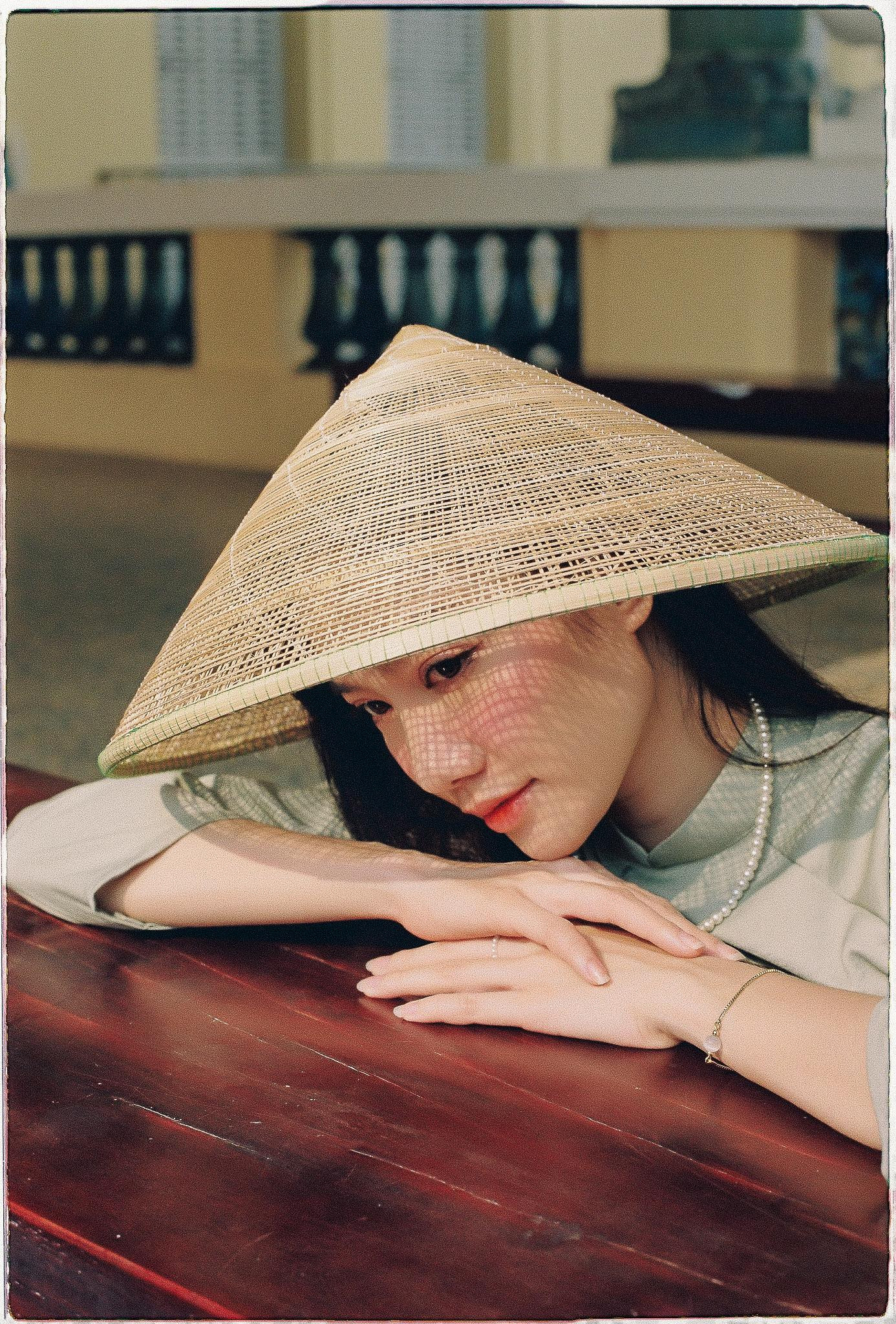 Hồng Tuyết chia sẻ: “Mình đã từng trải qua các vai chính diện và phản diện thì vai diễn nào cũng có cái hay và cá tính riêng. Mình cũng rất vui nếu có cơ hội bén duyên với phim truyền hình hay phim điện ảnh hoặc các web drama khác để có thể ngày càng phát triển hơn. Chỉ cần được tin tưởng, mình sẽ cố gắng hết sức dù là với bất cứ dạng vai nào”.