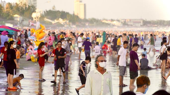 Du khách khắp nơi đổ về, bãi biển Vũng Tàu đông nghẹt - Ảnh 7.