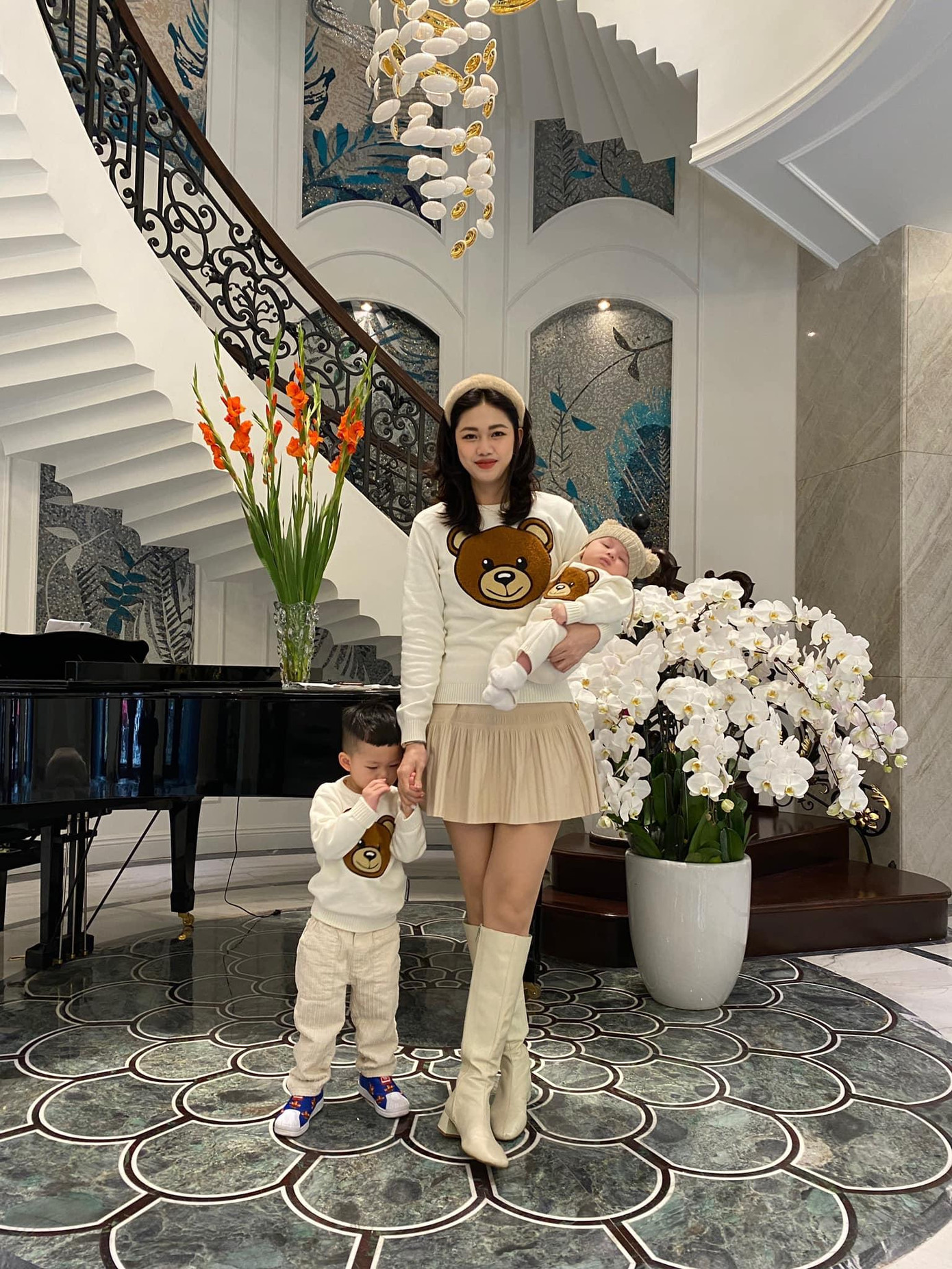 Á hậu Thanh Tú lên sóng cùng hai con.