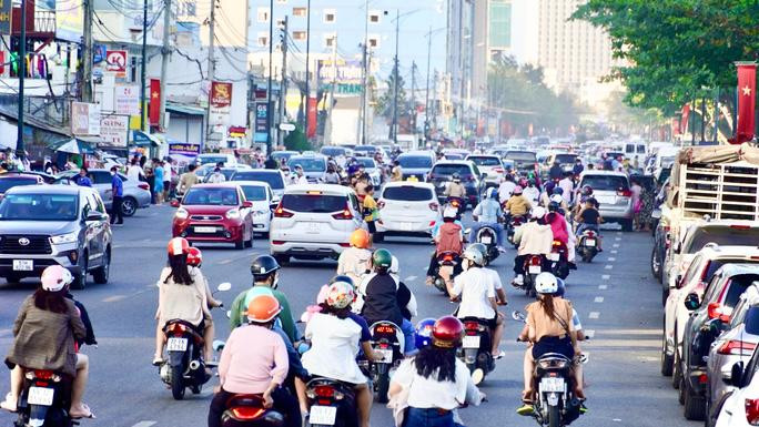Đường Thùy Vân, TP Vũng Tàu bị ùn ứ trong suốt buổi chiều Đường Thùy Vân, TP Vũng Tàu bị ùn ứ trong suốt buổi chiều