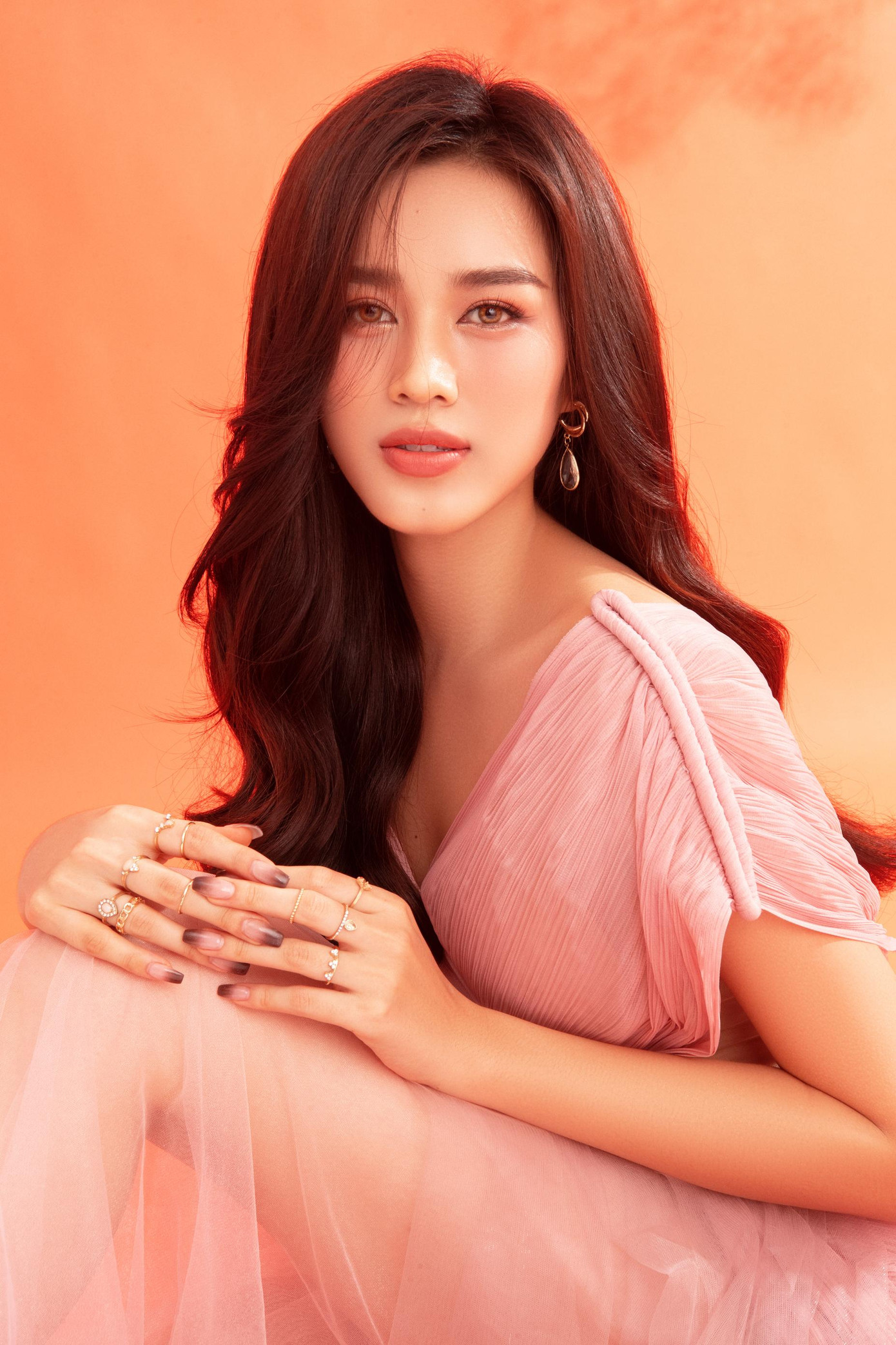 Nàng hậu không quên “đính kèm” trong bộ ảnh đón xuân bằng một layout đầy nữ tính, cuốn hút. Với chiếc đầm hồng thướt tha, cô nàng tự tin khoe trọn mọi ưu điểm trên cơ thể, đặc biệt là đôi chân dài quyến rũ 1,11m.