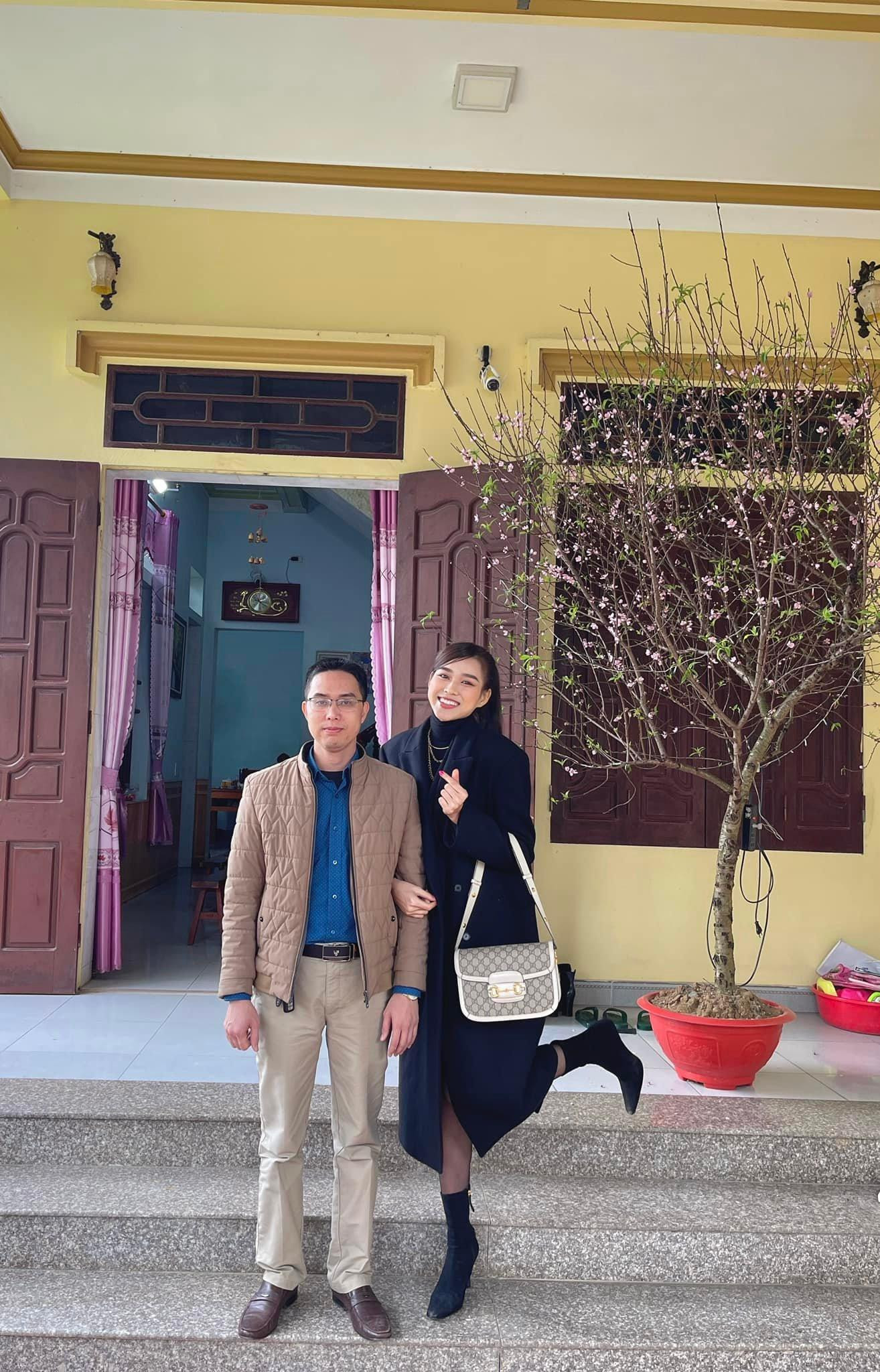 Hoa hậu Đỗ Thị Hà thăm thầy giáo cũ trong ngày mùng 3 Tết.