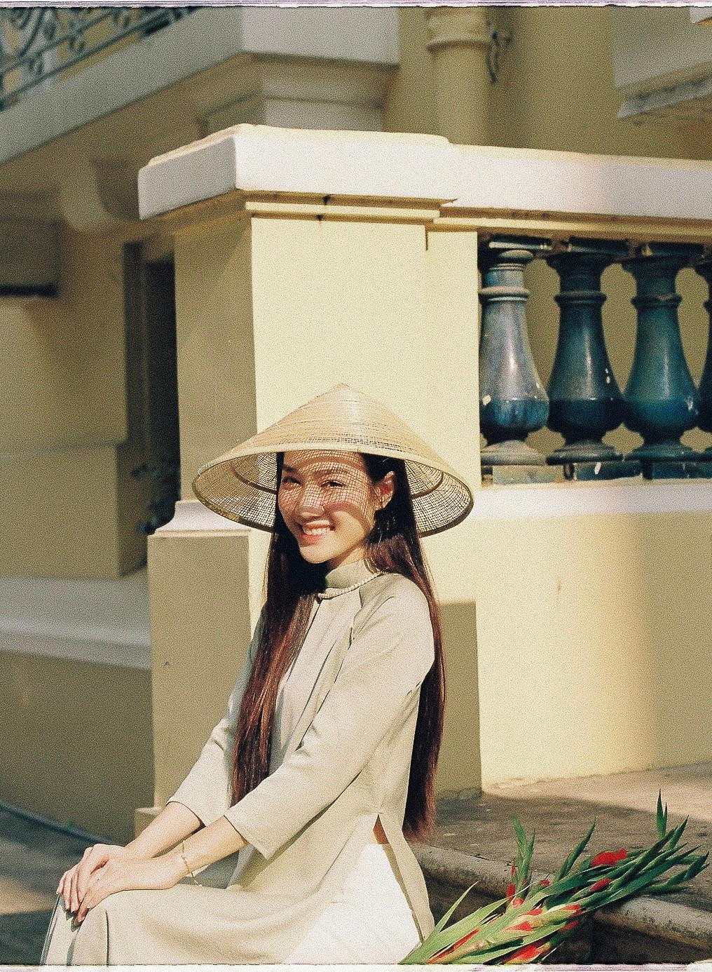 Ngay cả khi để mặt mộc hay không make-up cầu kì, Hồng Tuyết được đánh giá sở hữu nhan sắc bất bại, khó có mỹ nhân Việt nào sánh kịp.