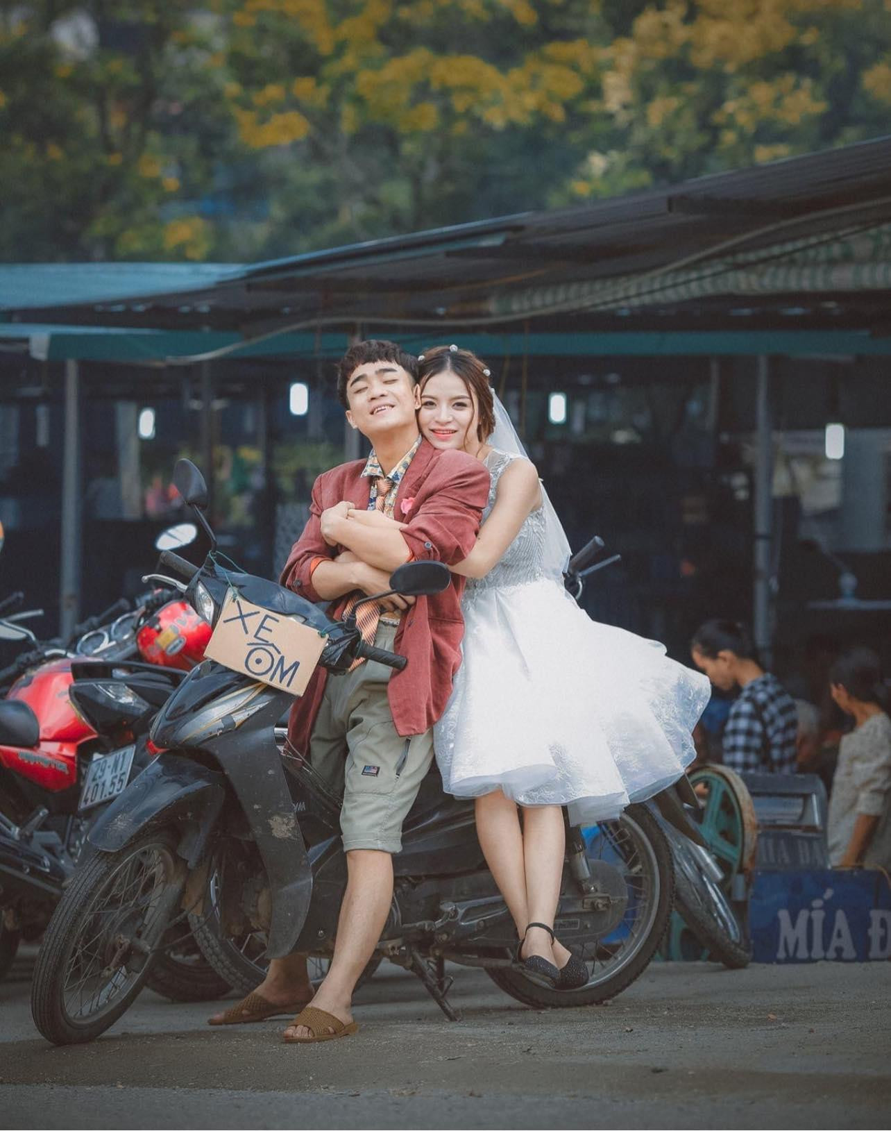 “Nam Tào” Đỗ Duy Nam đăng tải dòng trạng thái xúc động và dí dỏm gửi tới vợ nhân ngày Lễ Tình nhân 14/2. Anh viết: “Chúc mừng ngày Valungtung đến người vợ tần tảo một nắng hai sương vì gia đình. Bảy năm hoàn thành chỉ tiêu 1 gái, 1 trai chỉ hai là đủ. Mặc dù em dùng anh như phá, nhưng vì gia đình anh đã cố gắng gửi hết tuổi trẻ, tình yêu, khát vọng, làm được bao nhiều tiền dù đưa hay không đưa thì cuối cùng vợ cũng lấy bằng sạch. Mặc dù thế nhưng bù lại em nấu ăn cũng ngon, biết chăm sóc chồng con thì thôi anh nể đấy nhé! Mong rằng những tháng ngày sau em nhẹ tay cho anh thở tí, dạo này anh thấy hơi ít oxy nhưng nếu vợ bảo đủ rồi thì anh vẫn cứ là oki nha! Lời cuối muốn nói cảm ơn em, người vợ hiếu thảo của anh, của ông bà, của các con. Yêu em. Yêu những tháng năm rực rỡ của chúng mình”.