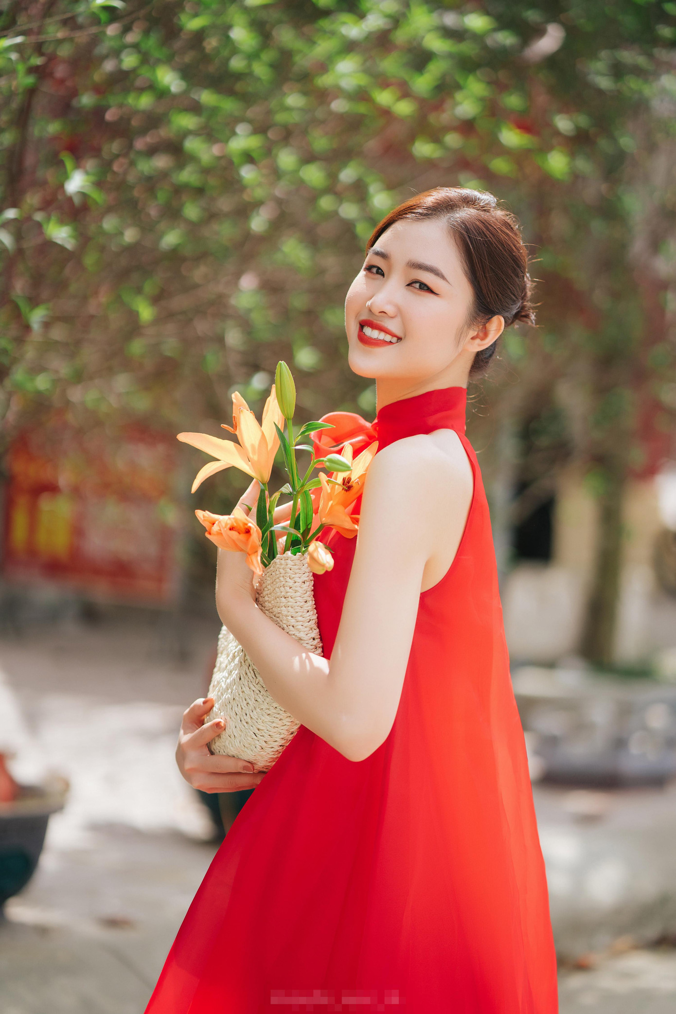 Trần Ngọc Bích- người đẹp sở hữu chiều cao “khủng” trong cuộc thi Hoa hậu Việt Nam 2018 xuống phố với áo dài cách tân khoe vai trần gợi cảm cùng nhan sắc ngọt ngào.