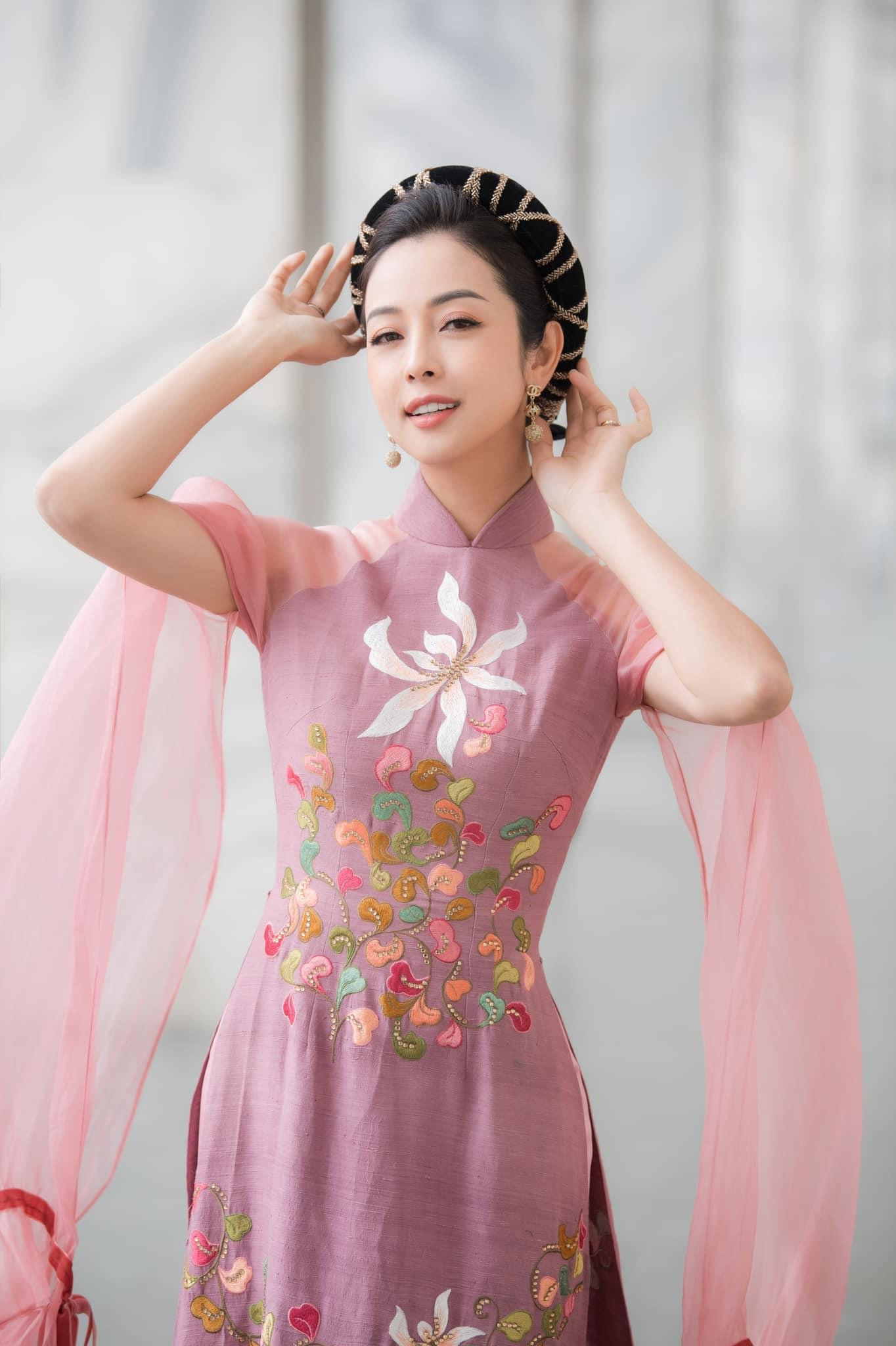 Bên cạnh sự thành công trong công việc, cuộc hôn nhân hạnh phúc bên ông xã doanh nhân và 4 người con đã giúp Jennifer Phạm trở thành hình mẫu phụ nữ hiện đại hạnh phúc được nhiều người ngưỡng mộ.