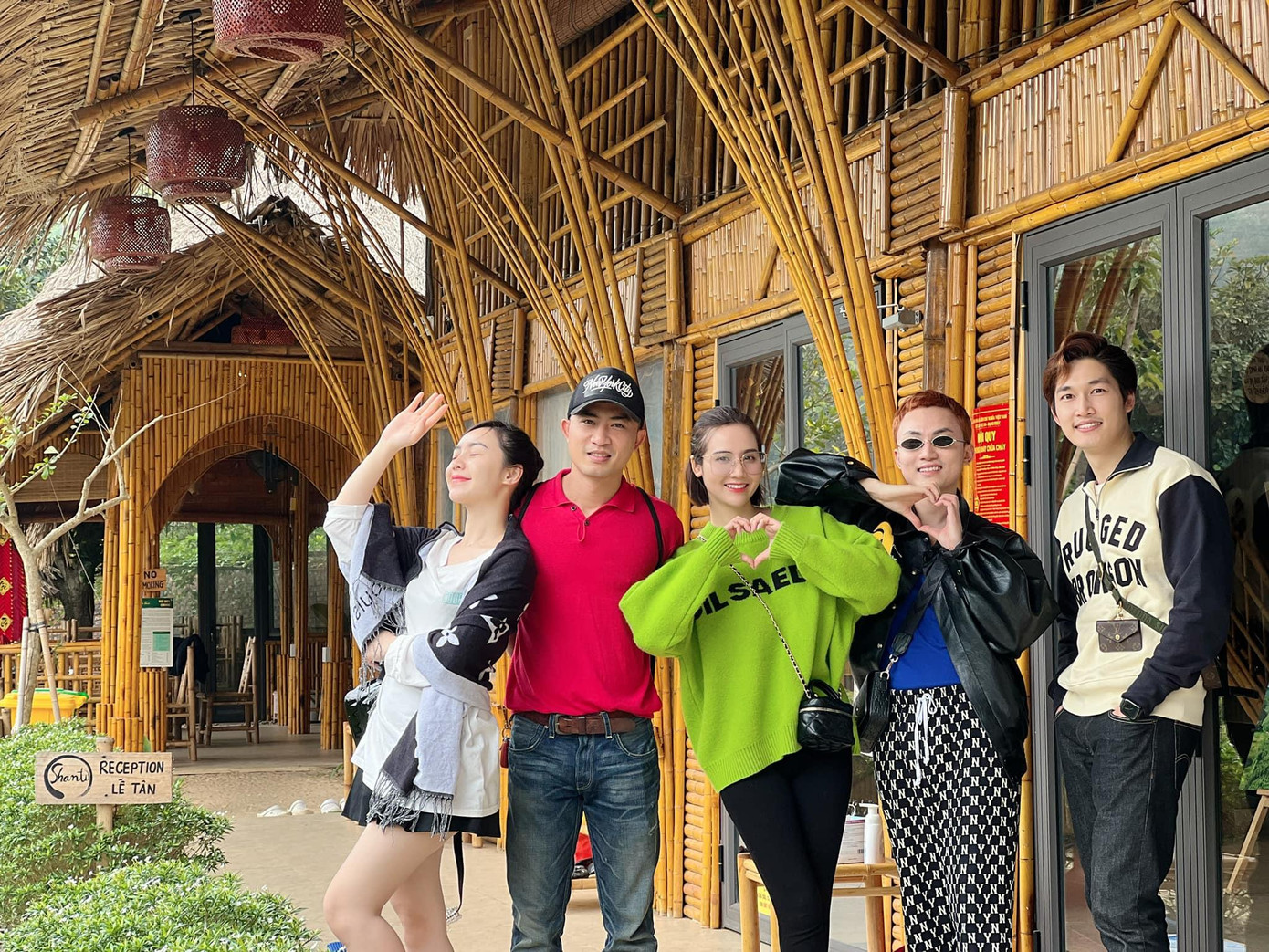 Dàn diễn viên truyền hình: Doãn Quốc Đam, Quỳnh Kool, Huyền Lizzie, Đình Tú vui vẻ đầu năm.