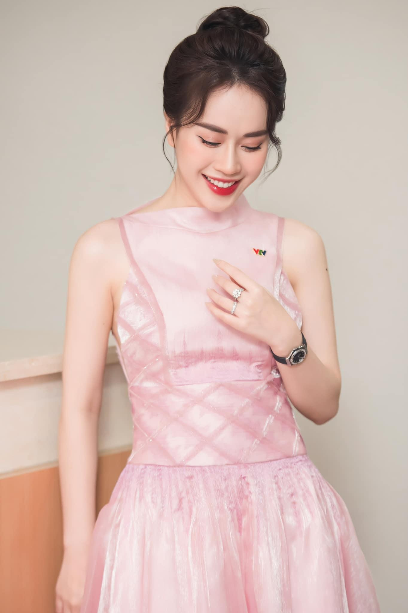 Ngô Mai Phương là gương mặt quen thuộc cũng như MC được yêu thích của chương trình “Bữa trưa vui vẻ”, “Ngày xưa chill phết”… Ngô Mai Phương là gương mặt quen thuộc cũng như MC được yêu thích của chương trình “Bữa trưa vui vẻ”, “Ngày xưa chill phết”…