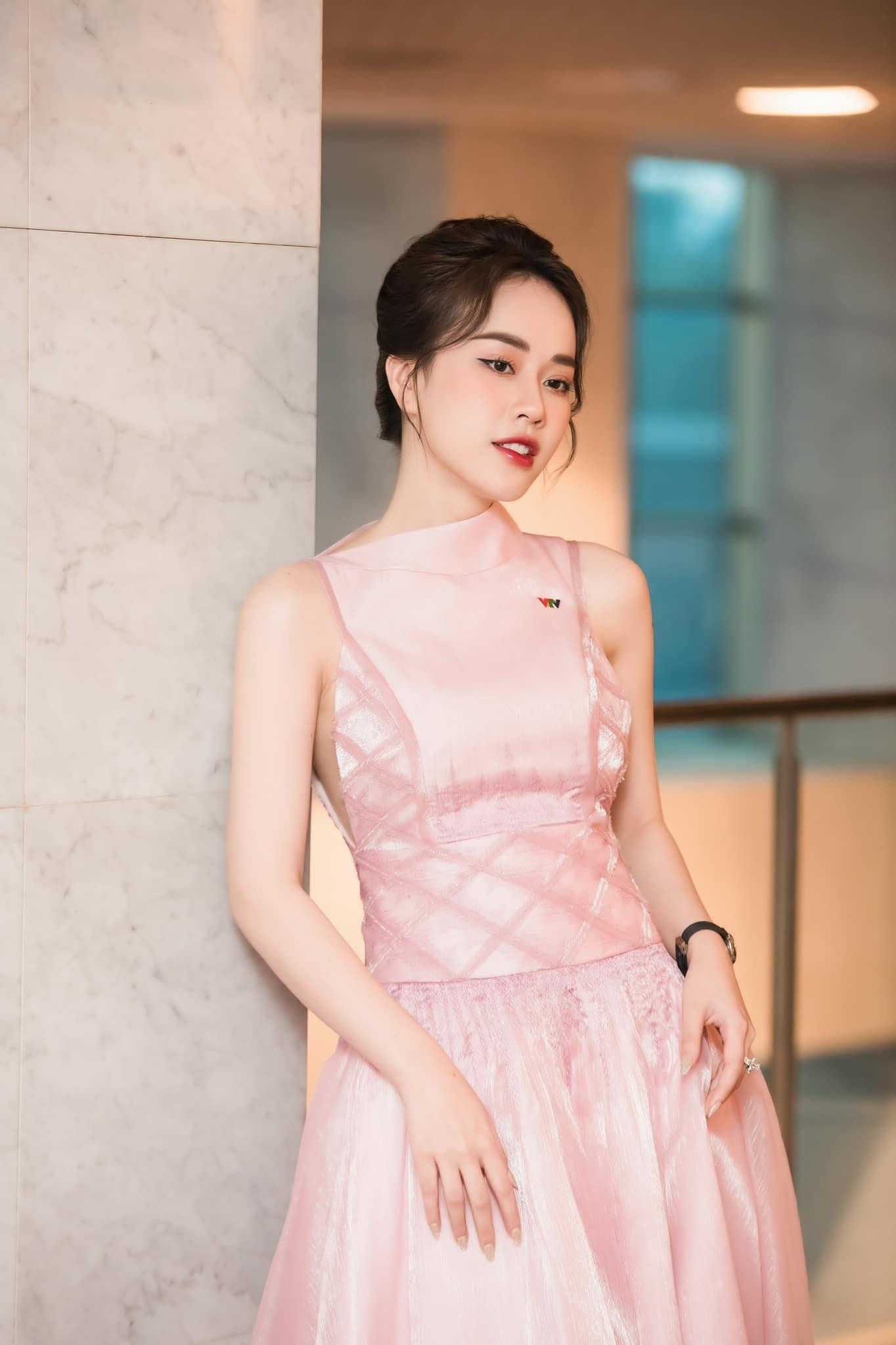 Cô được khán giả ưu ái với danh xưng "MC xinh đẹp nhất nhì VTV". Cô được khán giả ưu ái với danh xưng "MC xinh đẹp nhất nhì VTV".