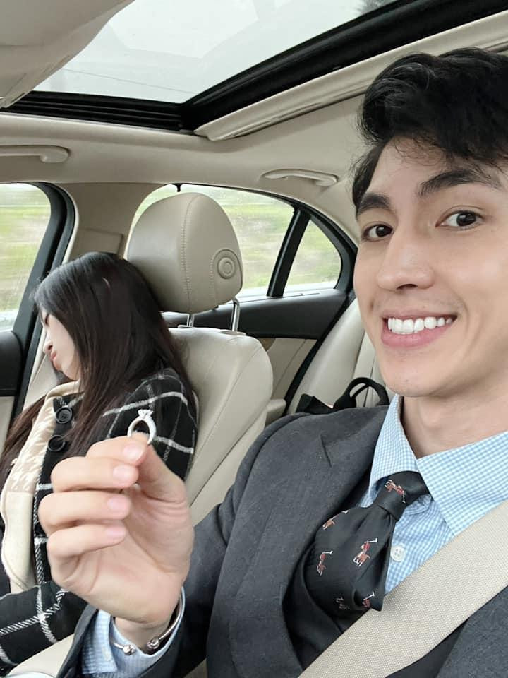 Bình An tiết lộ giấu nhẫn cầu hôn 50 ngày trước khi trao cho Á hậu Phương Nga: “Hơn 1500 ngày bên nhau nhưng gian nan vất vả nhất lại là gần 50 ngày cầm chiếc nhẫn này. Mình quyết định đi chọn nhẫn cầu hôn từ ngày 23/12, trước Noel 1 ngày với ý định là sẽ cầu hôn vào dịp Noel. Suy đi nghĩ lại thấy vẫn chưa hợp lý nên chuyển sang ngày kỷ niệm của 2 đứa rồi cuối cùng quyết định làm vào ngày Valentine 14/2”.