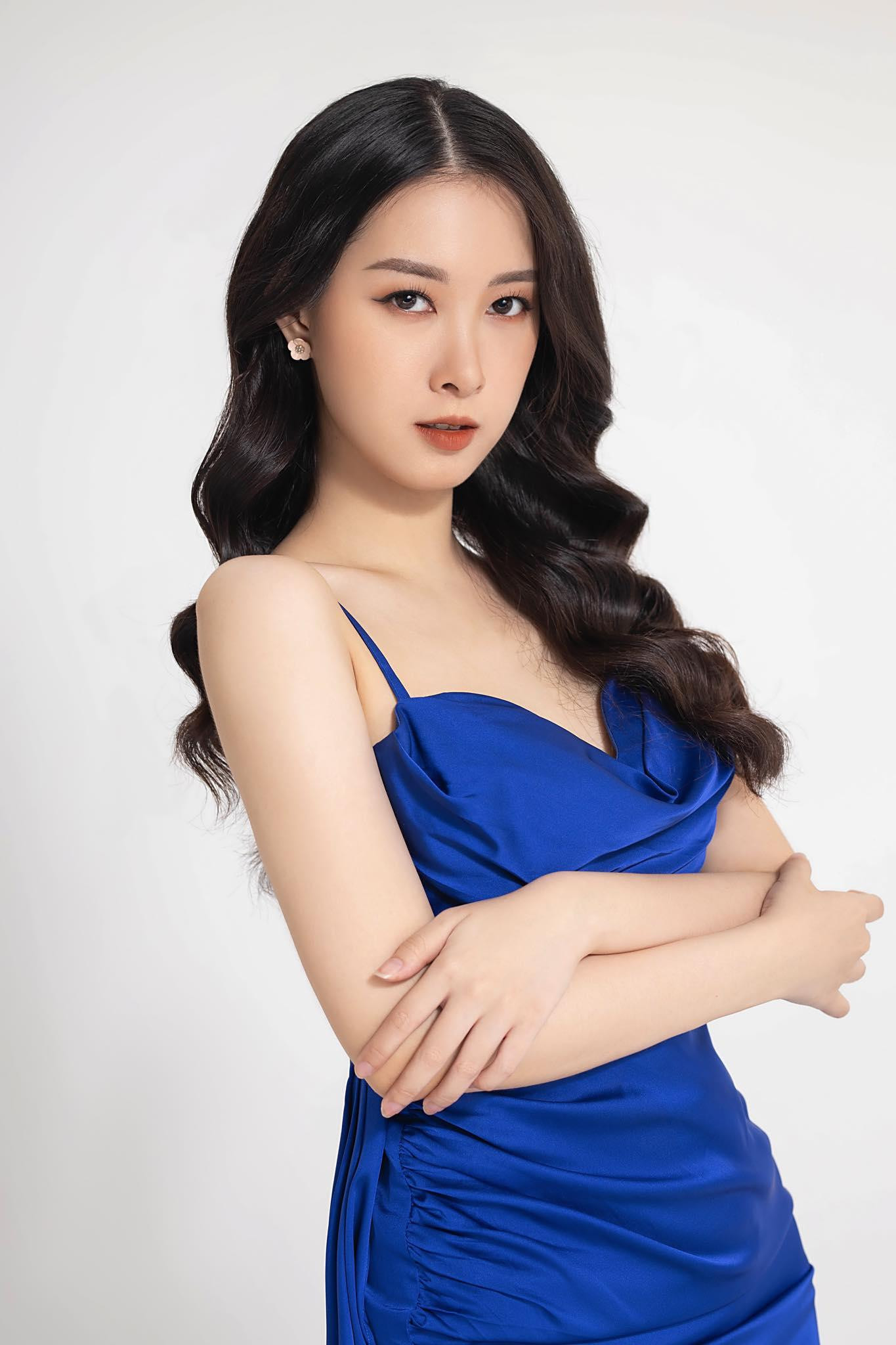 Bên cạnh năng khiếu nghệ thuật, Hạnh Dung còn sở hữu thành tích học tập đáng ngưỡng mộ. Cô là cựu học sinh chuyên Anh của trường THPT Phan Châu Trinh (Tp. Đà Nẵng); từng đạt giải 3 môn tiếng Anh cấp thành phố vào lớp 9 và lớp 12. Với khả năng giao tiếp và sử dụng thành thạo tiếng Anh, Hạnh Dung hiện đang là trợ giảng của một trung tâm Anh ngữ tại Tp. Đà Nẵng.