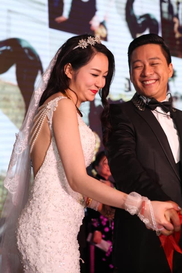 “Nếu anh được lựa chọn thì anh vẫn sẽ chọn em. Cảm ơn em đã yêu và chấp nhận con ngựa bất kham như anh, để hôm nay chúng mình luôn yêu nhau và vì nhau tất cả. Hạnh phúc đến 1 cách tự nhiên, nhưng không tự nhiên tồn tại. Chúng ta đã cố gắng vun đắp từng ngày để có 1 mái ấm tốt đẹp nhất có thể. Với anh: Chỉ có thể là yêu. Anh yêu em nhiều lắm Trần Thu Hương”- ca sĩ Tuấn Hưng viết “tâm thư” ngọt ngào tới vợ.