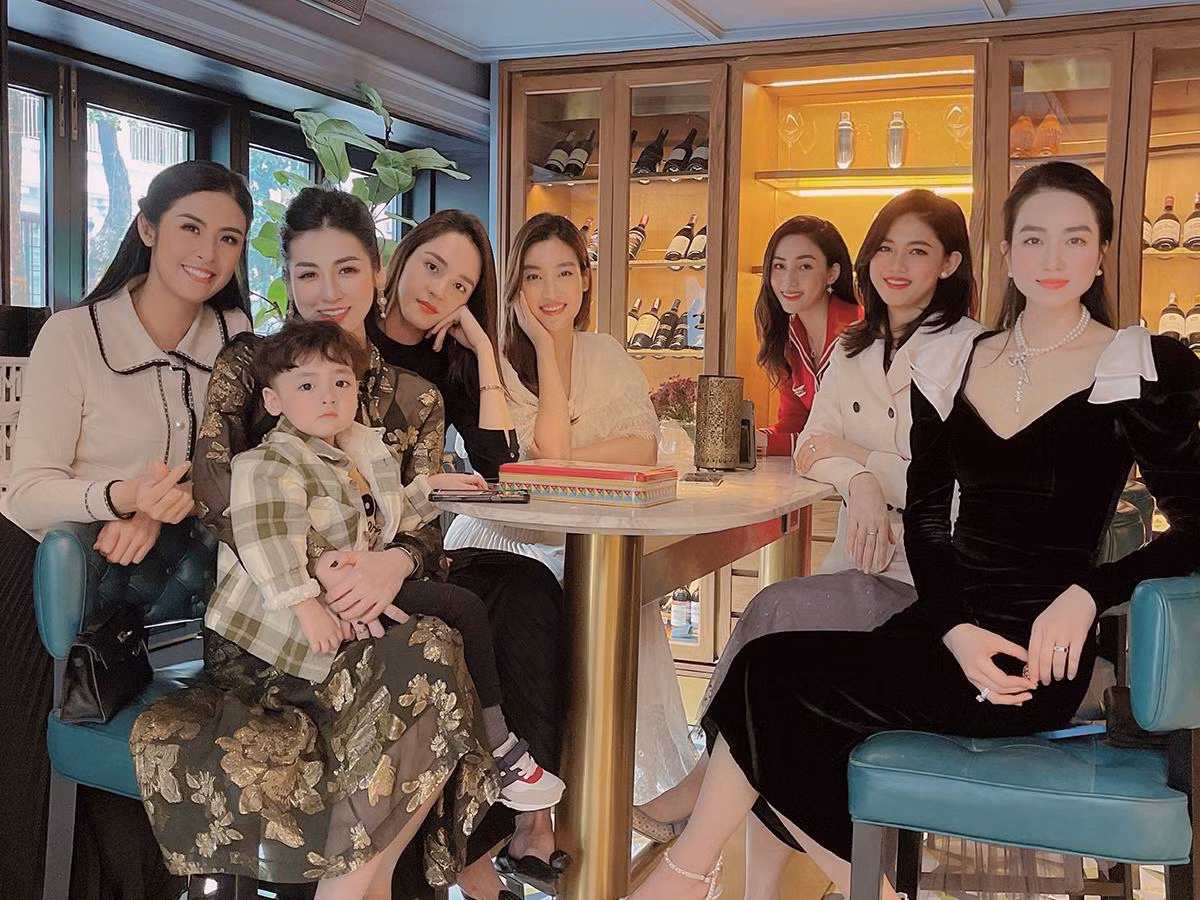 Hoa hậu Đỗ Mỹ Linh, Hoa hậu Ngọc Hân, Á hậu Thanh Tú, Á hậu Trà My, Á hậu Tú Anh, Á hậu Hoàng Anh, người đẹp Lan Hương lên đồ sành điệu mỗi dịp “hẹn hò”. Hoa hậu Đỗ Mỹ Linh, Hoa hậu Ngọc Hân, Á hậu Thanh Tú, Á hậu Trà My, Á hậu Tú Anh, Á hậu Hoàng Anh, người đẹp Lan Hương lên đồ sành điệu mỗi dịp “hẹn hò”.