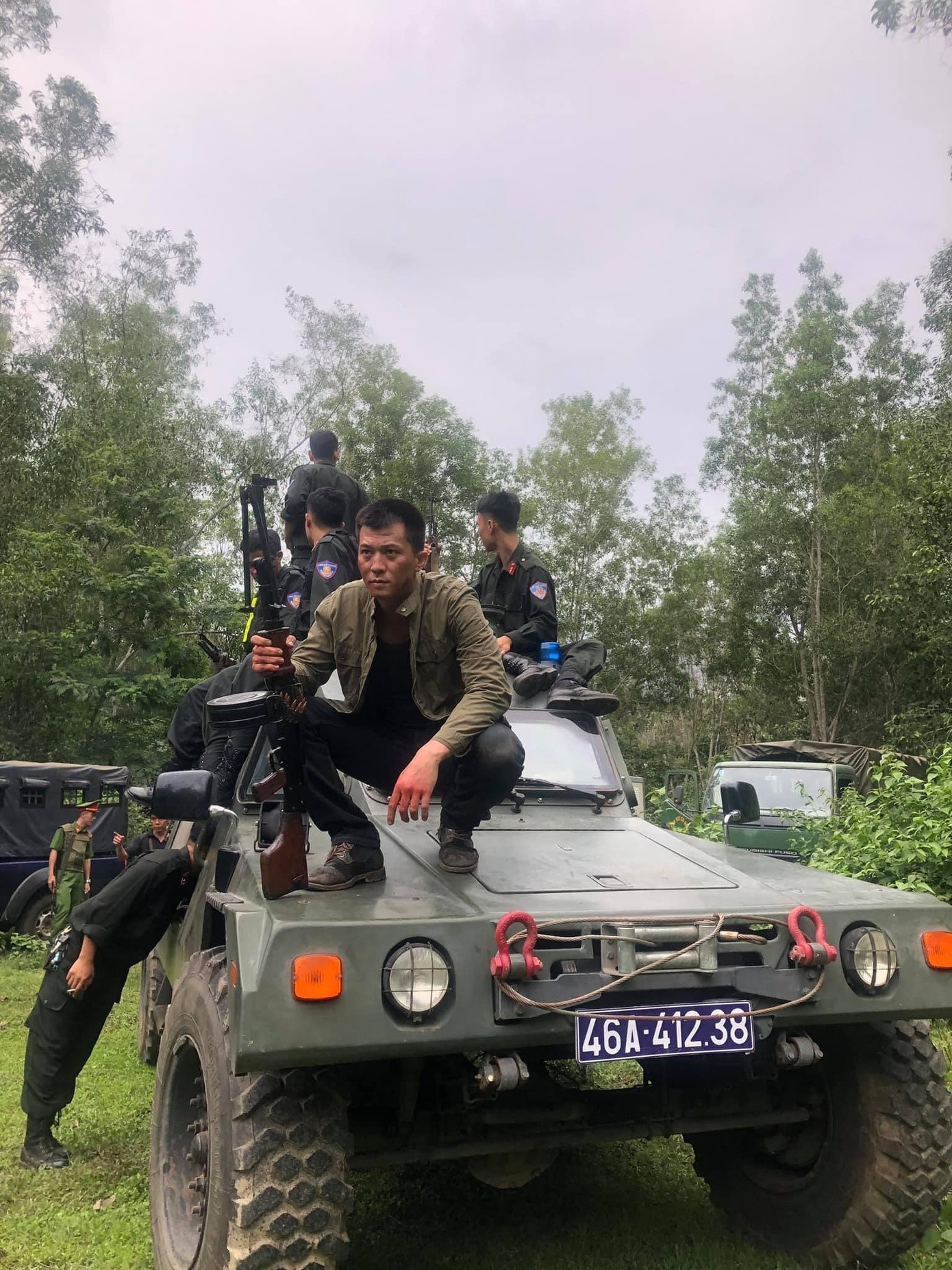 Hà Việt Dũng từng có tuổi thơ cơ cực, cùng mẹ làm thuê ở lò gạch. Học xong cấp ba, vì hoàn cảnh khó khăn, anh không đăng ký thi đại học mà tham gia nghĩa vụ quân sự, sau đó đến TP.HCM mưu sinh.