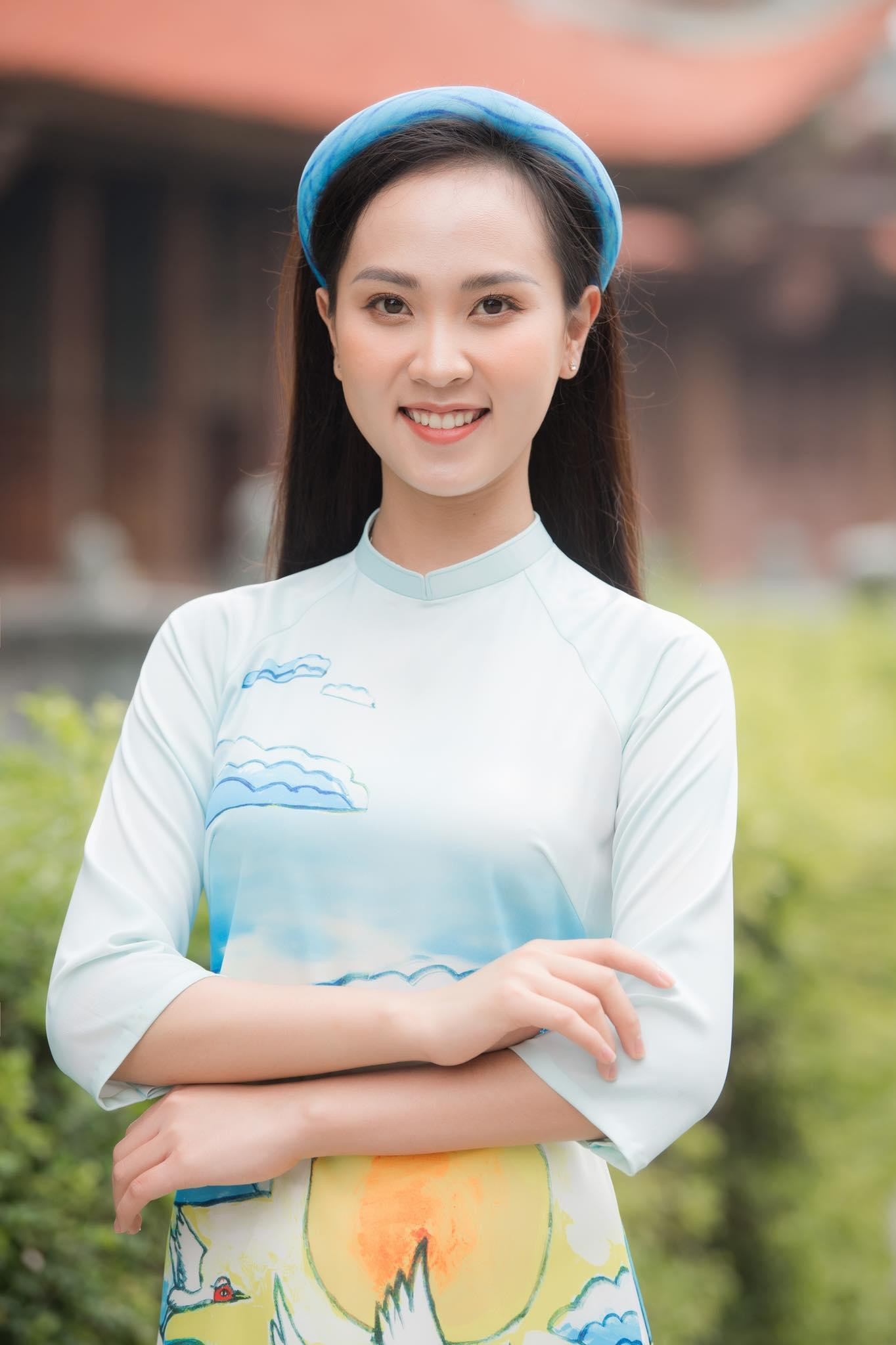 Cô nàng xinh đẹp, nền nã với áo dài họa tiết.