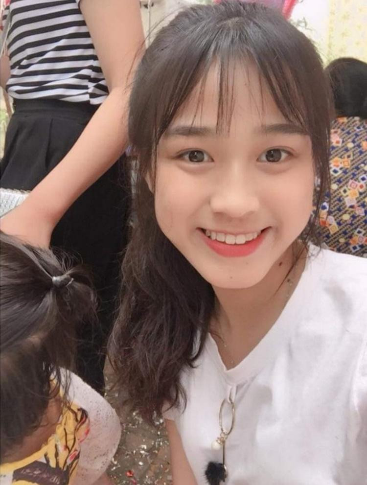 Dù để mặt mộc hay từ khi còn ngồi trên ghế nhà trường, Hoa hậu Đỗ Thị Hà vẫn sở hữu những đường nét dễ thương, thân thiện.