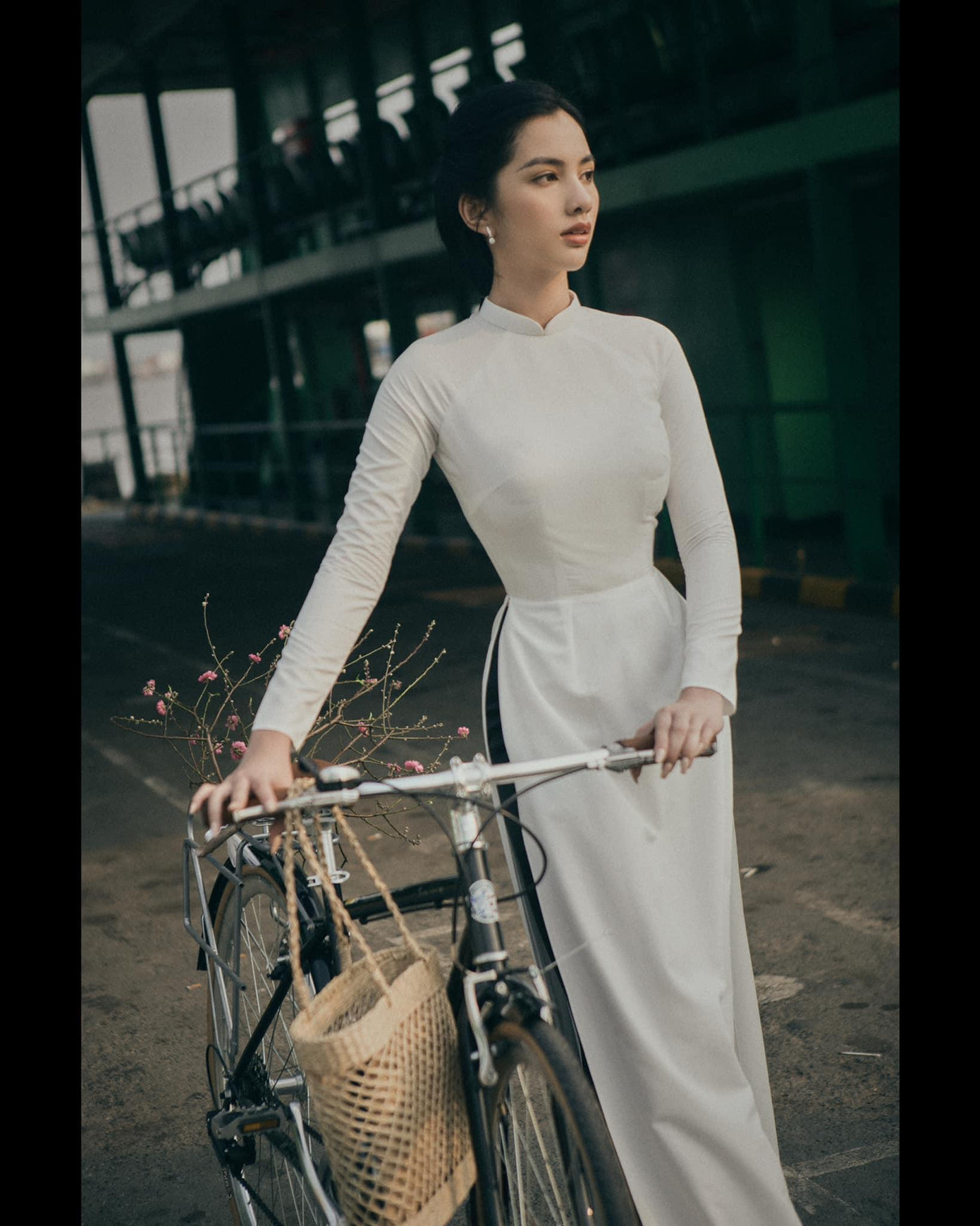 Dù bị một số khán giả chê hơi gầy nhưng Cẩm Đan cho biết, cô tự tin với thân hình hiện tại. Cô nàng tích cực khoe ảnh sexy, quyến rũ trên trang cá nhân.