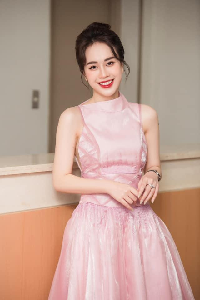 Cô nàng sinh năm 1997, quê Hải Phòng. Mai Phương từng giành vị trí Á khôi 1 cuộc thi Hoa khôi sinh viên khi còn đang theo học tại Đại học Khoa học xã hội và Nhân văn. Cô nàng sinh năm 1997, quê Hải Phòng. Mai Phương từng giành vị trí Á khôi 1 cuộc thi Hoa khôi sinh viên khi còn đang theo học tại Đại học Khoa học xã hội và Nhân văn.