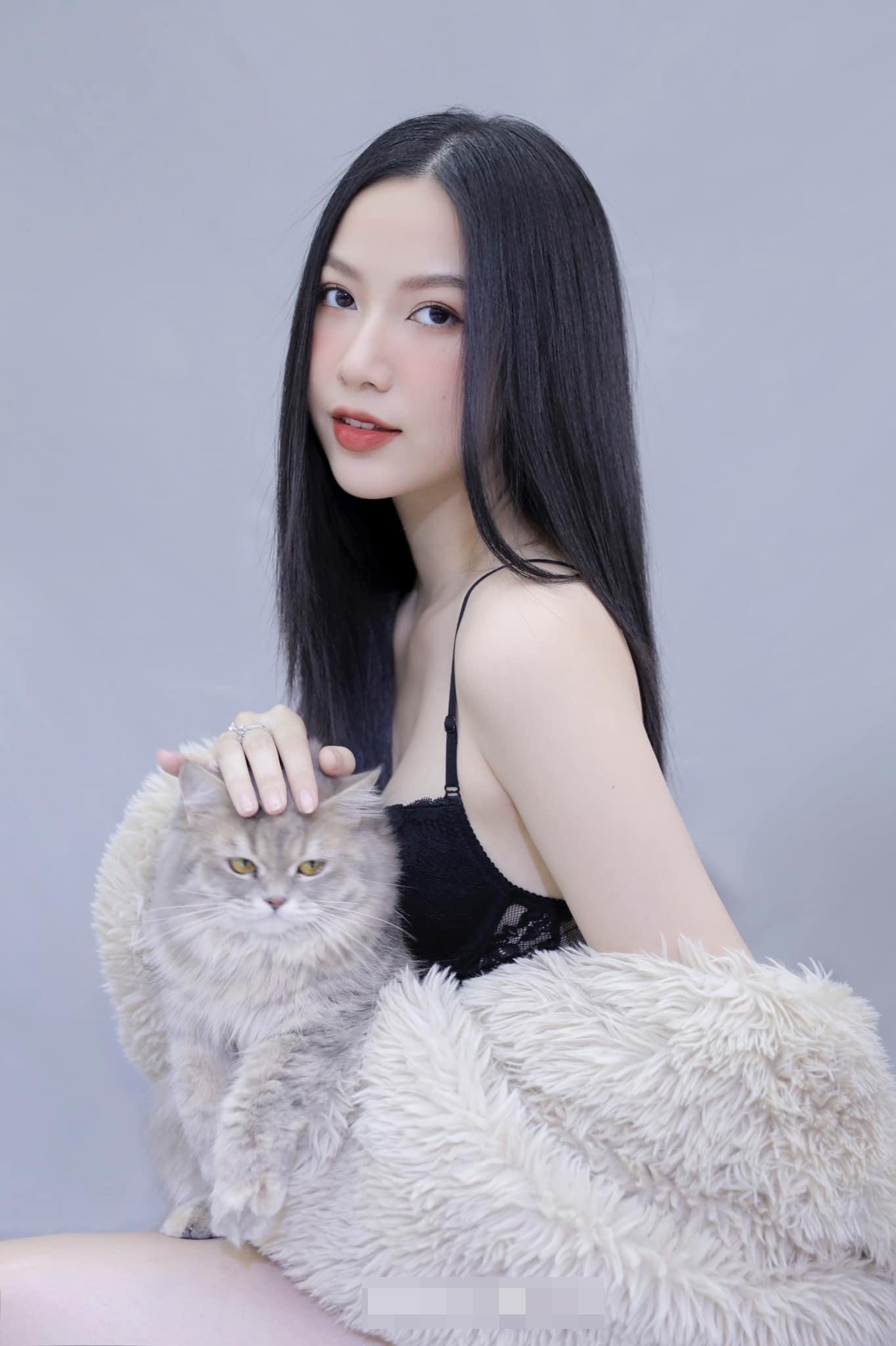 Nói về làn da trắng sứ của mình, Phương Quỳnh bật mí: “Da của Quỳnh trước đây khá dễ chịu, nhưng sau một thời gian phải makeup thường xuyên nó cũng trở nên “đỏng đảnh” hơn nhiều. Chăm sóc và dưỡng da thì Quỳnh xem như là một thói quen và duy trì trong thời gian khá dài rồi nên khi da gặp sự cố Quỳnh cũng không hoang mang hay áp lực nhiều. Cũng may mắn là cho đến hiện tại chưa lần nào da Quỳnh gặp sự cố quá nặng, có chăng cũng chỉ là bị lên mụn nên việc khắc phục cũng khá dễ dàng. Chăm sóc da là cả một quá trình, từ bên ngoài lẫn bên trong nên mình cứ kiên trì thôi, quan trọng cốt lõi nhất vẫn là phải hiểu làn da mình đang cần gì, muốn gì và từ đó tìm hiểu những phương pháp, sản phẩm phù hợp”.