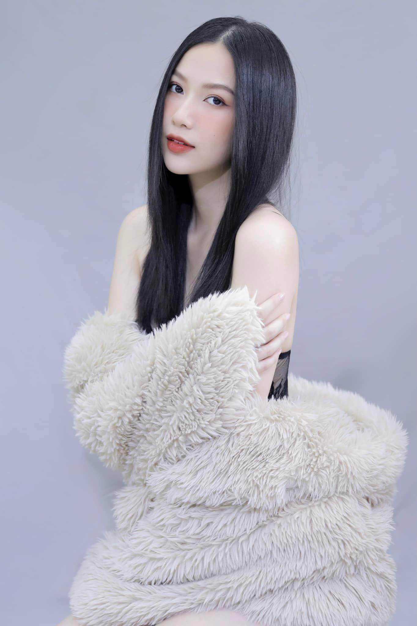 “Dưỡng da giống như ăn uống, đắt đỏ hay bài trí đẹp mắt cũng không bằng “vừa miệng”. Một điều quan trọng khác mà Quỳnh thấy mọi người hay bỏ qua chính là dưỡng da từ bên trong, có thể có nhiều bạn còn chưa biết việc ăn uống ảnh hưởng khá lớn đến một làn da đẹp. Ăn nhiều rau xanh, uống đủ nước, ngủ đủ giấc sẽ giúp da nhìn rực rỡ và có sức sống hơn rất nhiều đấy!”- Phương Quỳnh bộc bạch.