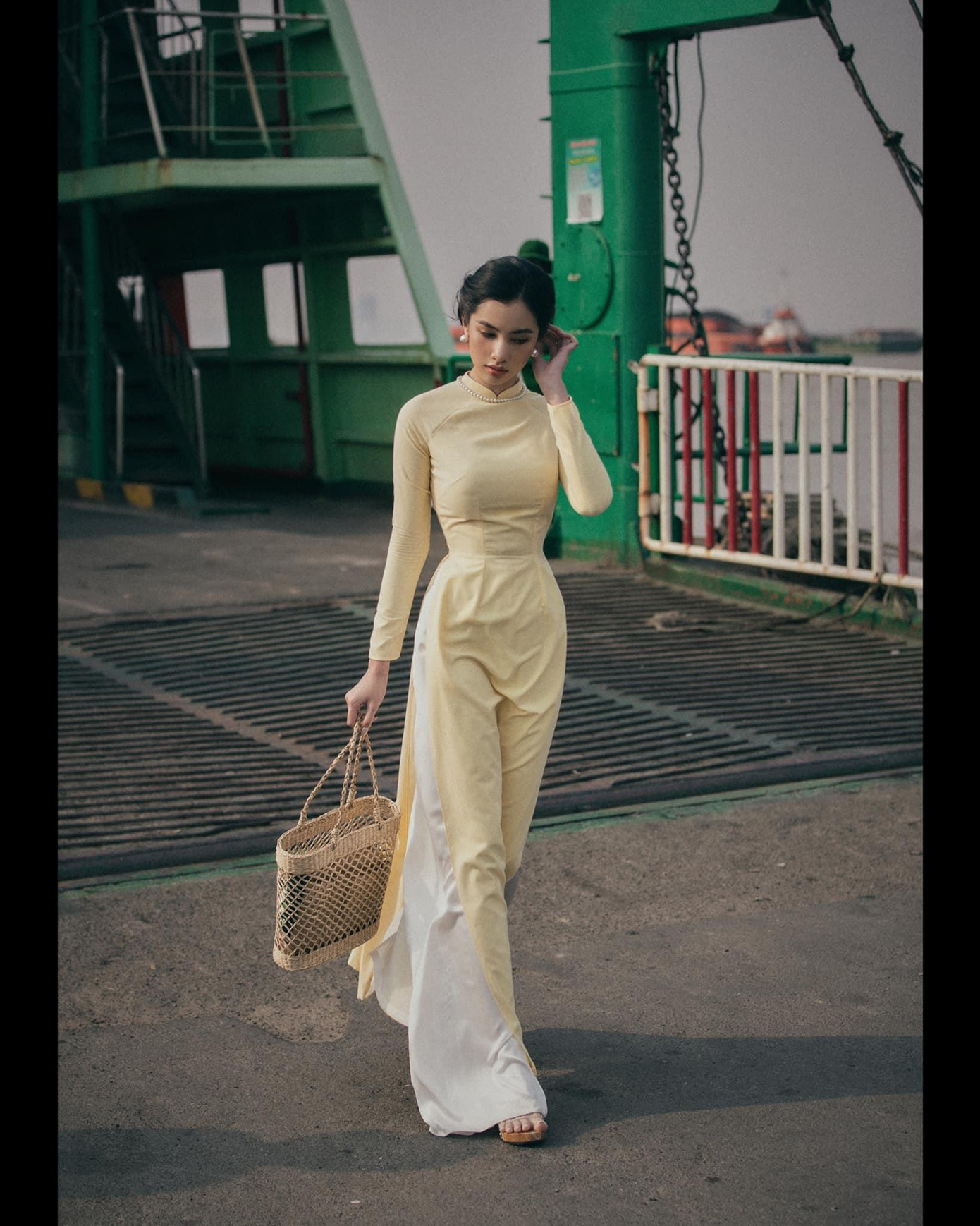 Khi diện áo dài truyền thống, người đẹp An Giang lộ rõ thắt eo “con kiến” khiến người hâm mộ không khỏi trầm trồ, xuýt xoa.