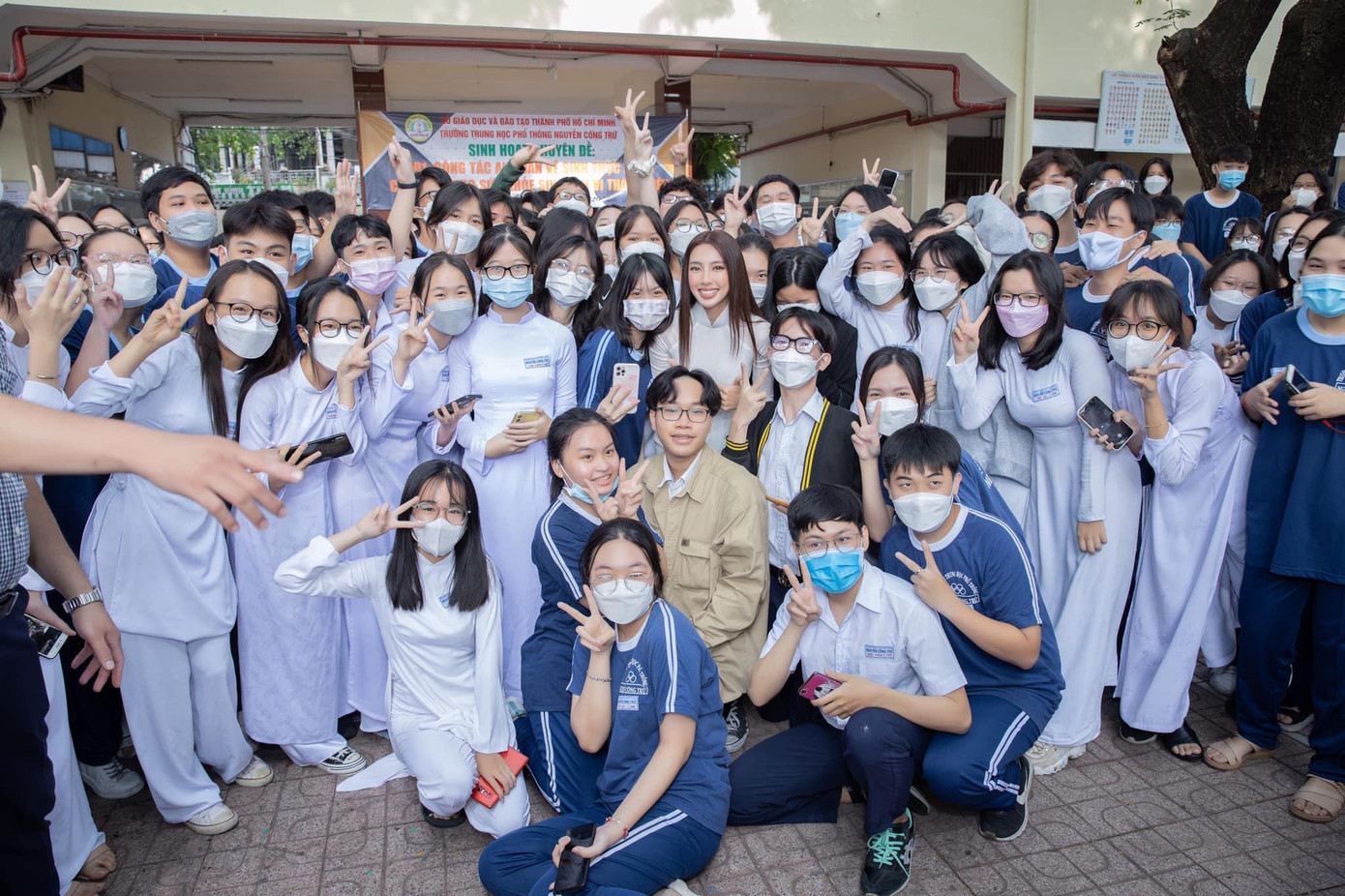 “Thật lâu mới có dịp quay lại ngôi trường cấp 3. Xin cảm ơn thầy cô và các bạn học sinh trường THPT Nguyễn Công Trứ đã chào đón Tiên thật nồng nhiệt”- Thuỳ Tiên thổ lộ. Hoa hậu Thuỳ Tiên đã có buổi giao lưu vui vẻ, lan tỏa sự tự tin và truyền cảm hứng tích cực tới bạn học sinh. “Thật lâu mới có dịp quay lại ngôi trường cấp 3. Xin cảm ơn thầy cô và các bạn học sinh trường THPT Nguyễn Công Trứ đã chào đón Tiên thật nồng nhiệt”- Thuỳ Tiên thổ lộ. Hoa hậu Thuỳ Tiên đã có buổi giao lưu vui vẻ, lan tỏa sự tự tin và truyền cảm hứng tích cực tới bạn học sinh.