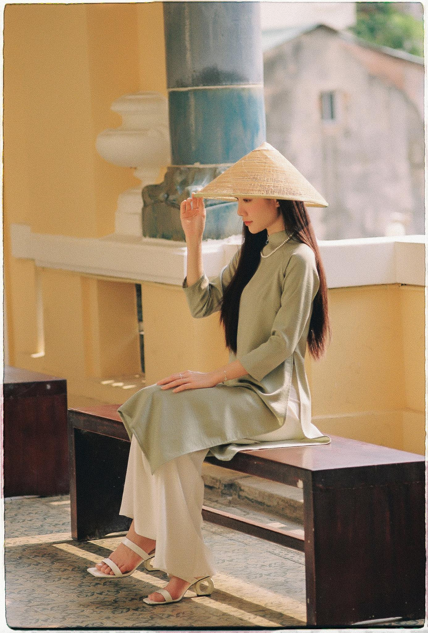 “Mình tin một tình yêu có sự chủ động từ 2 phía và luôn nghĩ cho nhau sẽ là tình yêu bền vững. Mình không đặt tiêu chí gì đối với người ấy và mình tin vào cảm nhận của trái tim”- Hồng Tuyết nói.