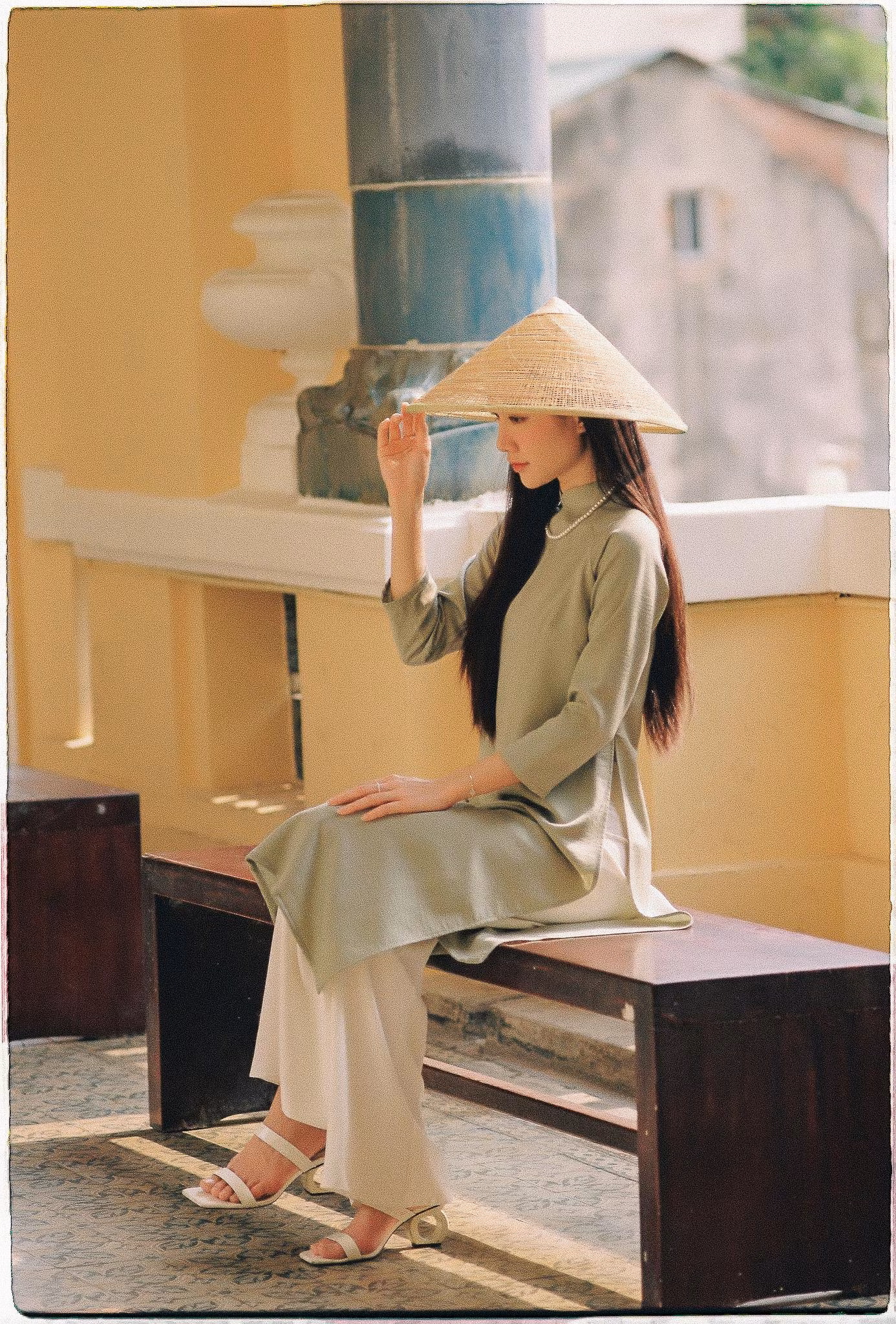 “Mình tin một tình yêu có sự chủ động từ 2 phía và luôn nghĩ cho nhau sẽ là tình yêu bền vững. Mình không đặt tiêu chí gì đối với người ấy và mình tin vào cảm nhận của trái tim”- Hồng Tuyết nói.