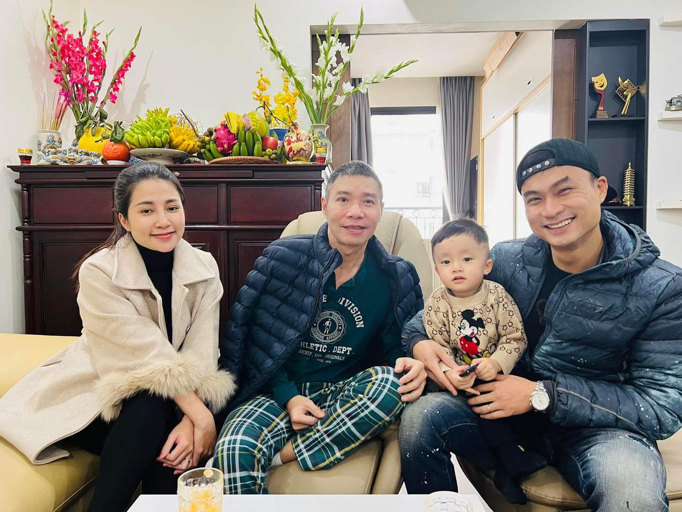 Dịp năm mới, nhiều diễn viên, đồng nghiệp của NSND Công Lý tới thăm nhà đàn anh. Diễn viên Duy Hưng cùng vợ con tới chúc mừng năm mới NSND Công Lý.