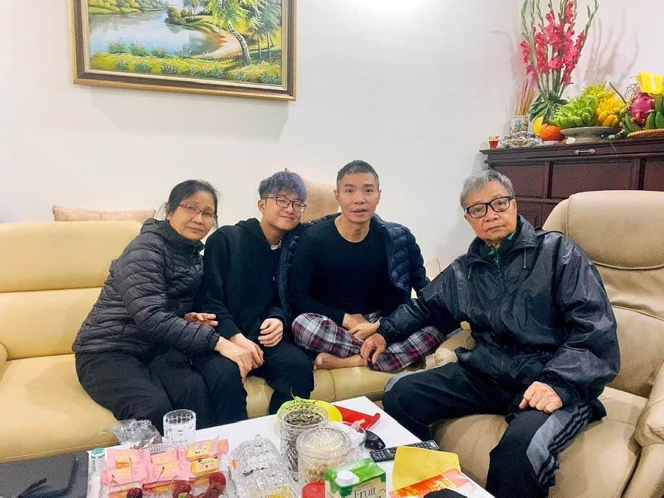 MC Thảo Vân chia sẻ hình ảnh con trai cùng ông bà nội thăm nhà mới NSND Công Lý ngày mùng 1 Tết.