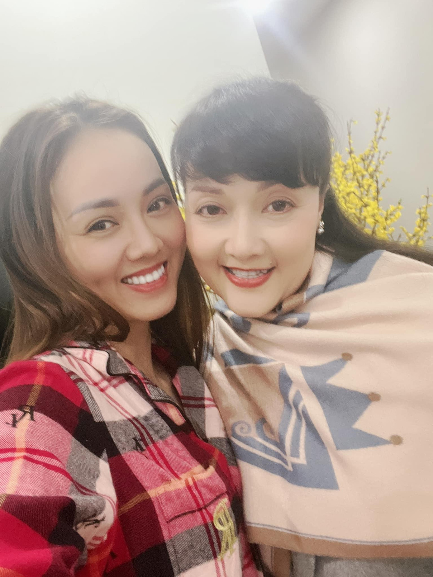 Trên trang cá nhân, Ngọc Hà - bà xã NSND Công Lý chia sẻ ảnh chụp cùng “táo bà” Vân Dung kèm dòng trạng thái: “Chị gái Vân Dung sang thăm anh Lý! Chị gái nghe tin anh Lý không đóng táo mà khóc nức nở. Còn viết tin nhắn dài như lá sớ động viên anh Lý. Năm mới làm kiểu ảnh với chị gái để cả năm cười như hoa nở”.