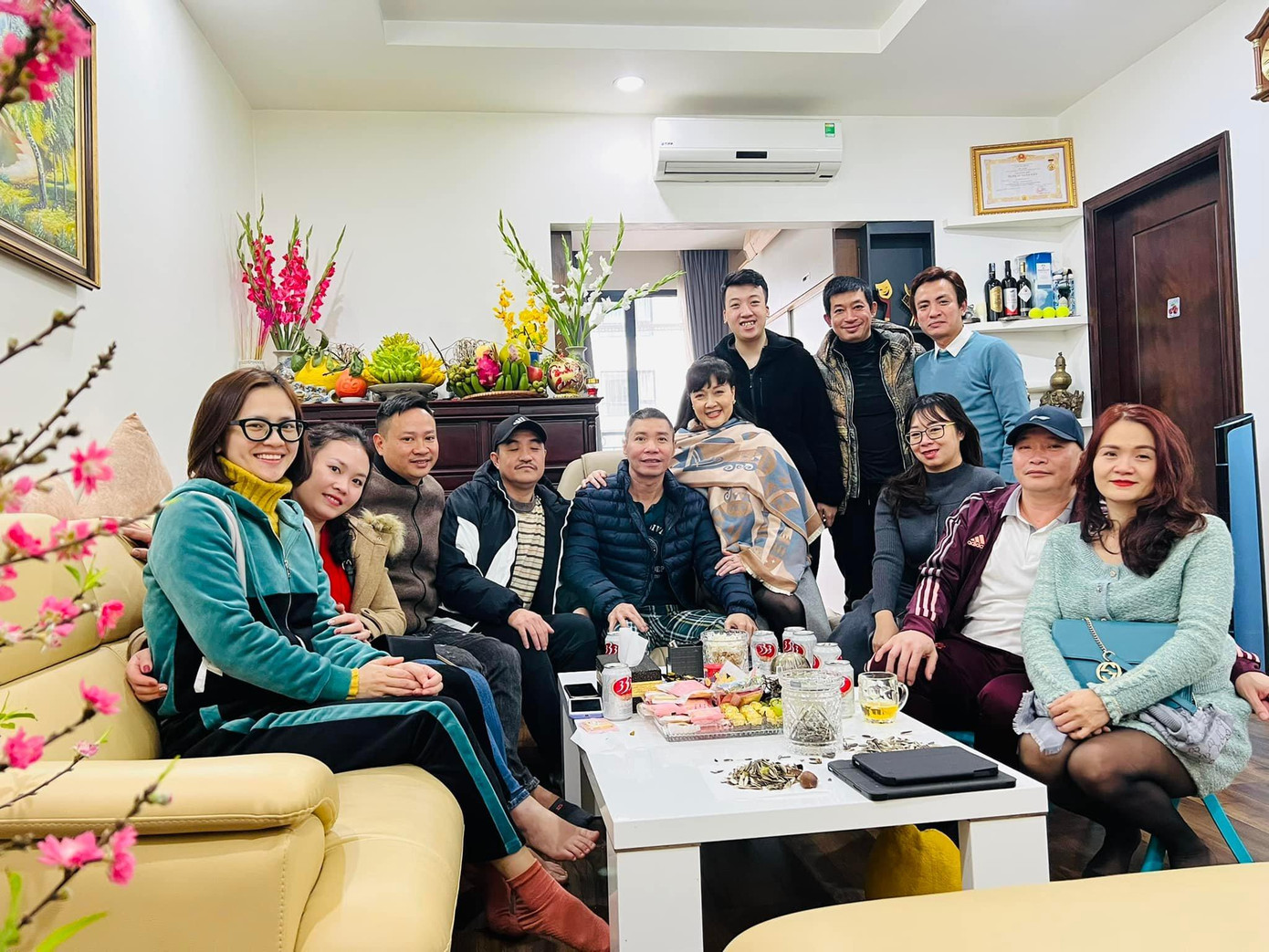 Dàn diễn viên của nhà hát Kịch Hà Nội cùng bạn bè tới thăm NSND Công Lý.