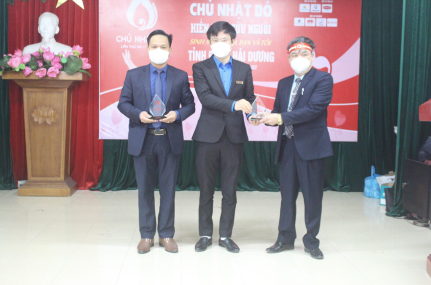 Đồng chí Hoàng Trọng Hiển - Trưởng ban Tuyên giáo Tỉnh đoàn Hải Dương trao Kỷ niệm chương cho tập thể và cá nhân có thành tích trong phong trào hiến máu tình nguyện Đồng chí Hoàng Trọng Hiển - Trưởng ban Tuyên giáo Tỉnh đoàn Hải Dương trao Kỷ niệm chương cho tập thể và cá nhân có thành tích trong phong trào hiến máu tình nguyện