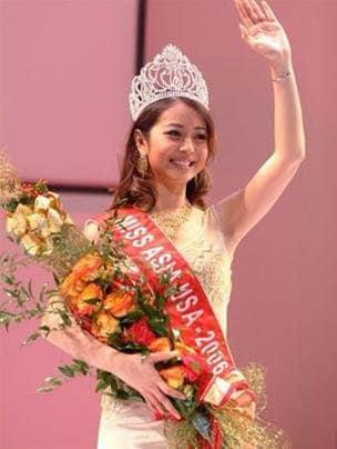 Thời điểm đó, cô nàng nhận được nhiều lời khen ngợi khi sở hữu gương mặt với đường nét thanh tú và vóc dáng cân đối cùng đôi chân dài thon nuột.