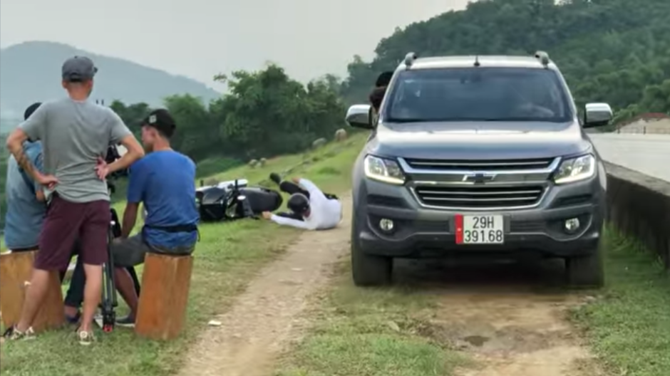 Phân cảnh mạo hiểm của Huy Bách trong tập 5 "Lối về miền hoa".