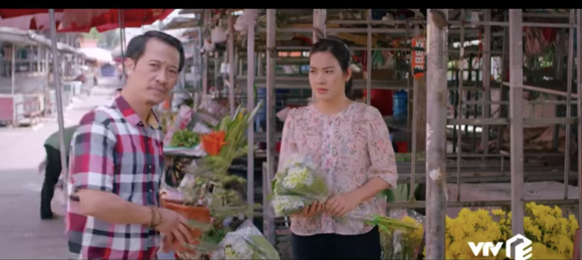 Ông Lâm thẳng thừng đuổi tình địch khi thấy người này tán tỉnh Hoa.