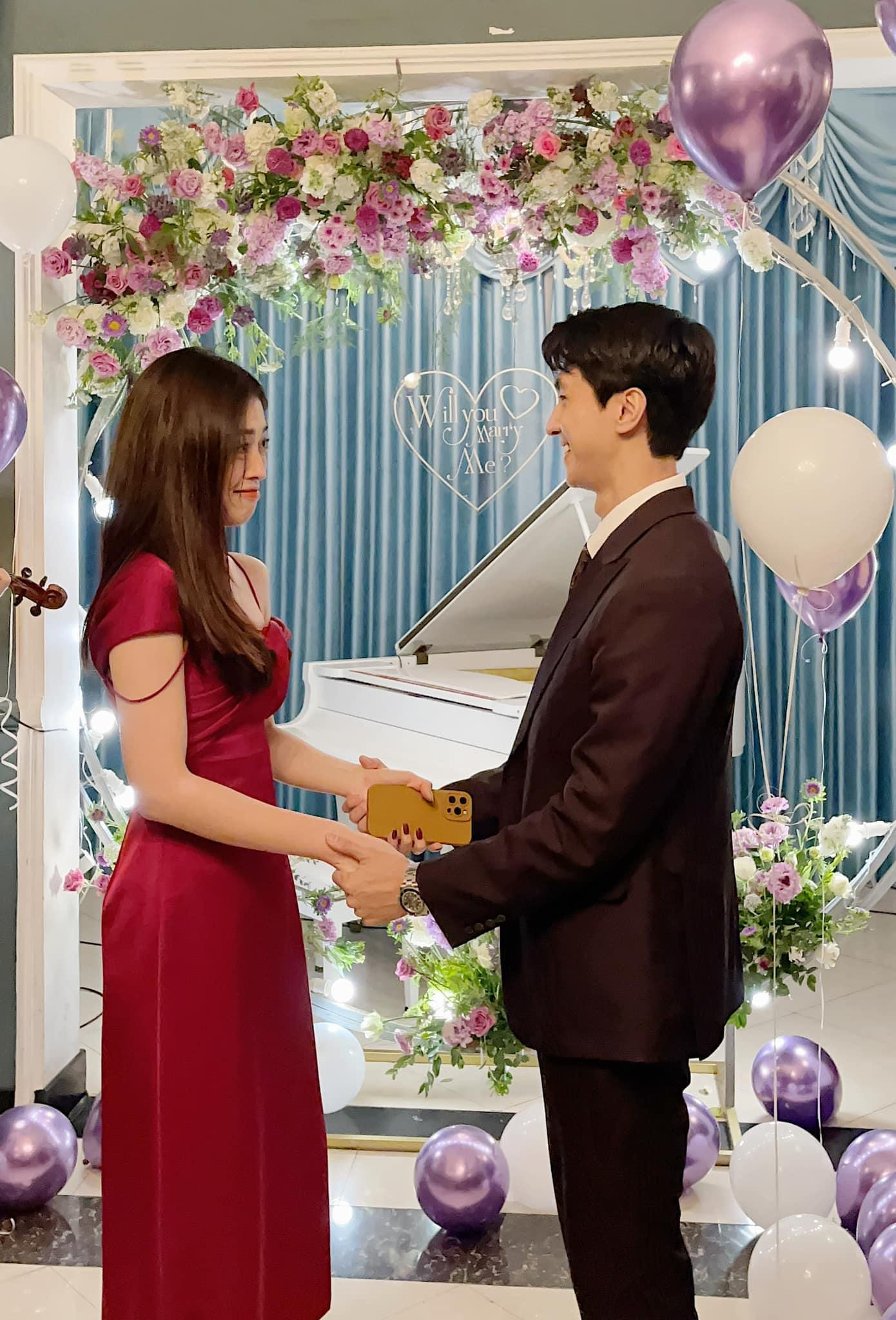 Phương Nga xúc động bật khóc khi Bình An cầu hôn.