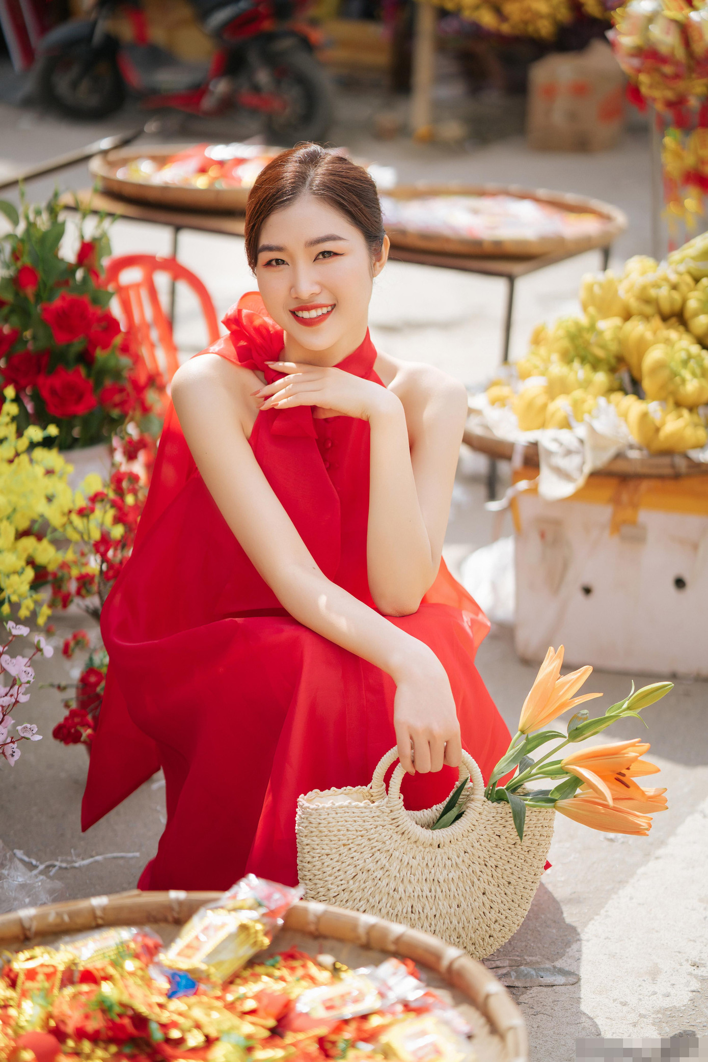 Ngọc Bích gây ấn tượng với nhan sắc ngọt ngào và vẻ đẹp đậm chất Á đông.