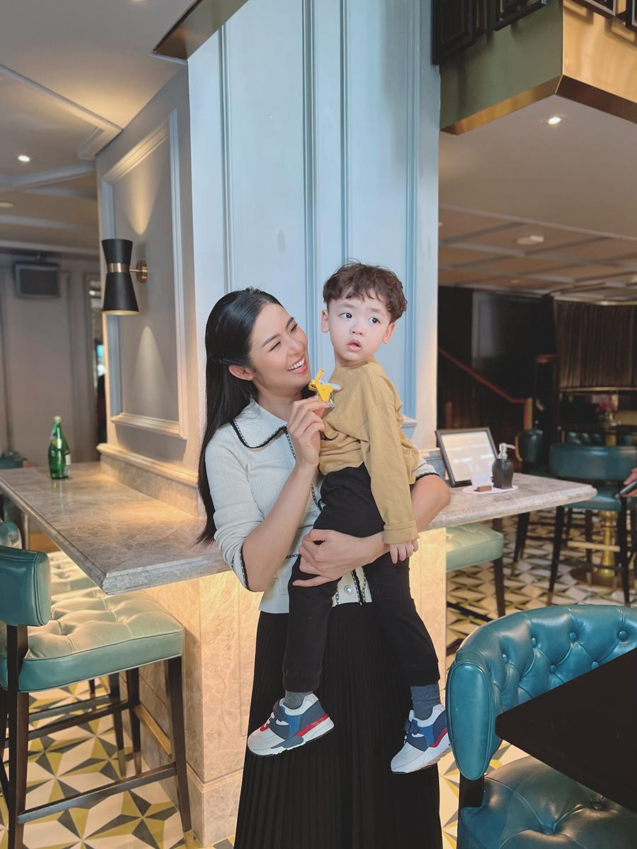 Khoảnh khắc đáng yêu của Hoa hậu Ngọc Hân và bé Kem- con trai Á hậu Tú Anh. Khoảnh khắc đáng yêu của Hoa hậu Ngọc Hân và bé Kem- con trai Á hậu Tú Anh.