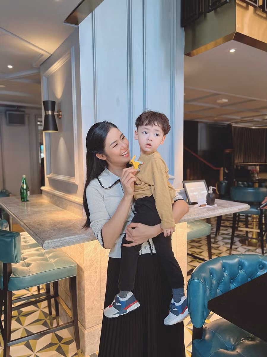 Khoảnh khắc đáng yêu của Hoa hậu Ngọc Hân và bé Kem- con trai Á hậu Tú Anh. Khoảnh khắc đáng yêu của Hoa hậu Ngọc Hân và bé Kem- con trai Á hậu Tú Anh.