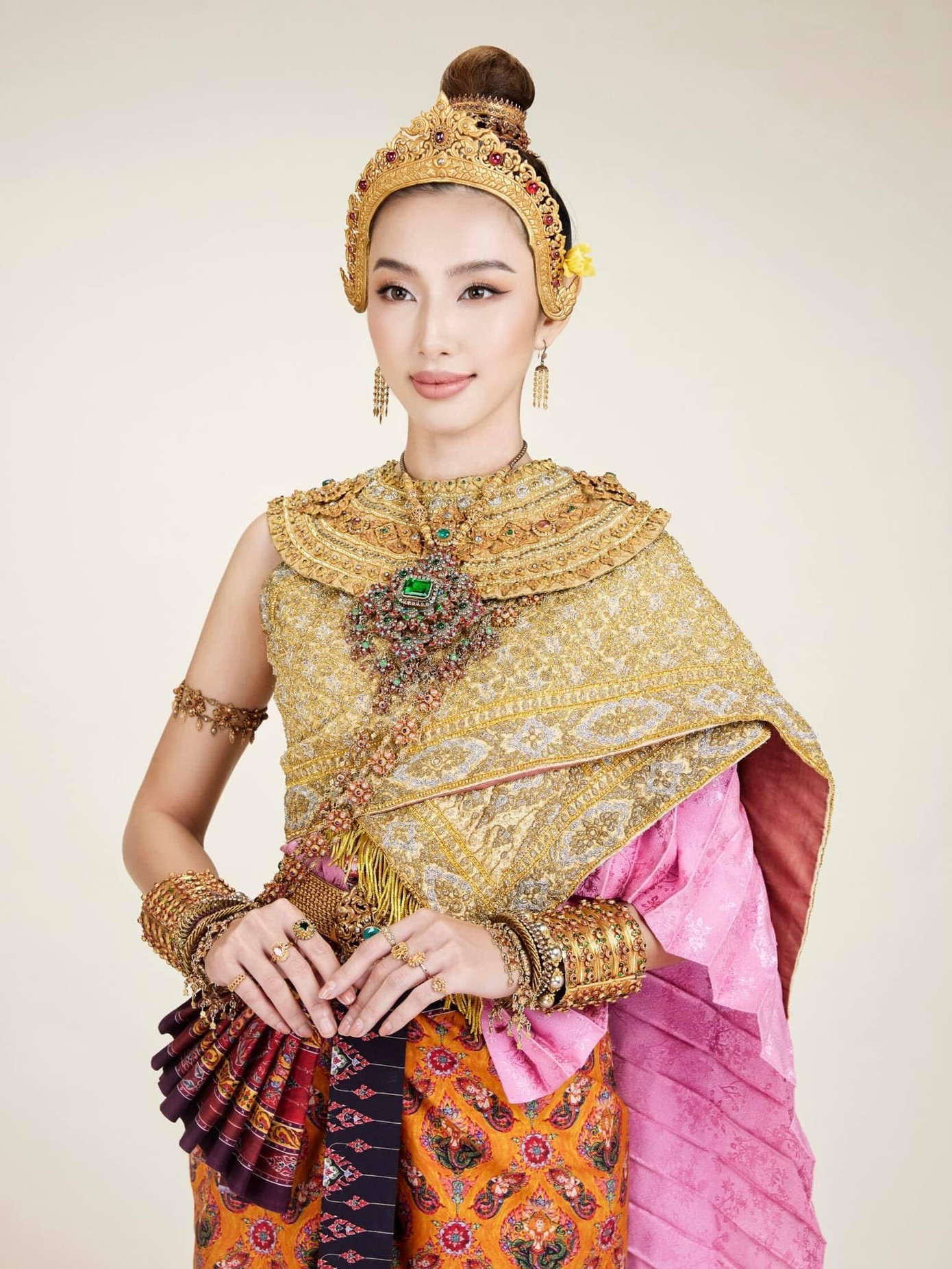 Với vẻ đẹp đậm chất Á Đông, Thùy Tiên sắc sảo và kiêu sa trong trang phục truyền thống Thái Lan.