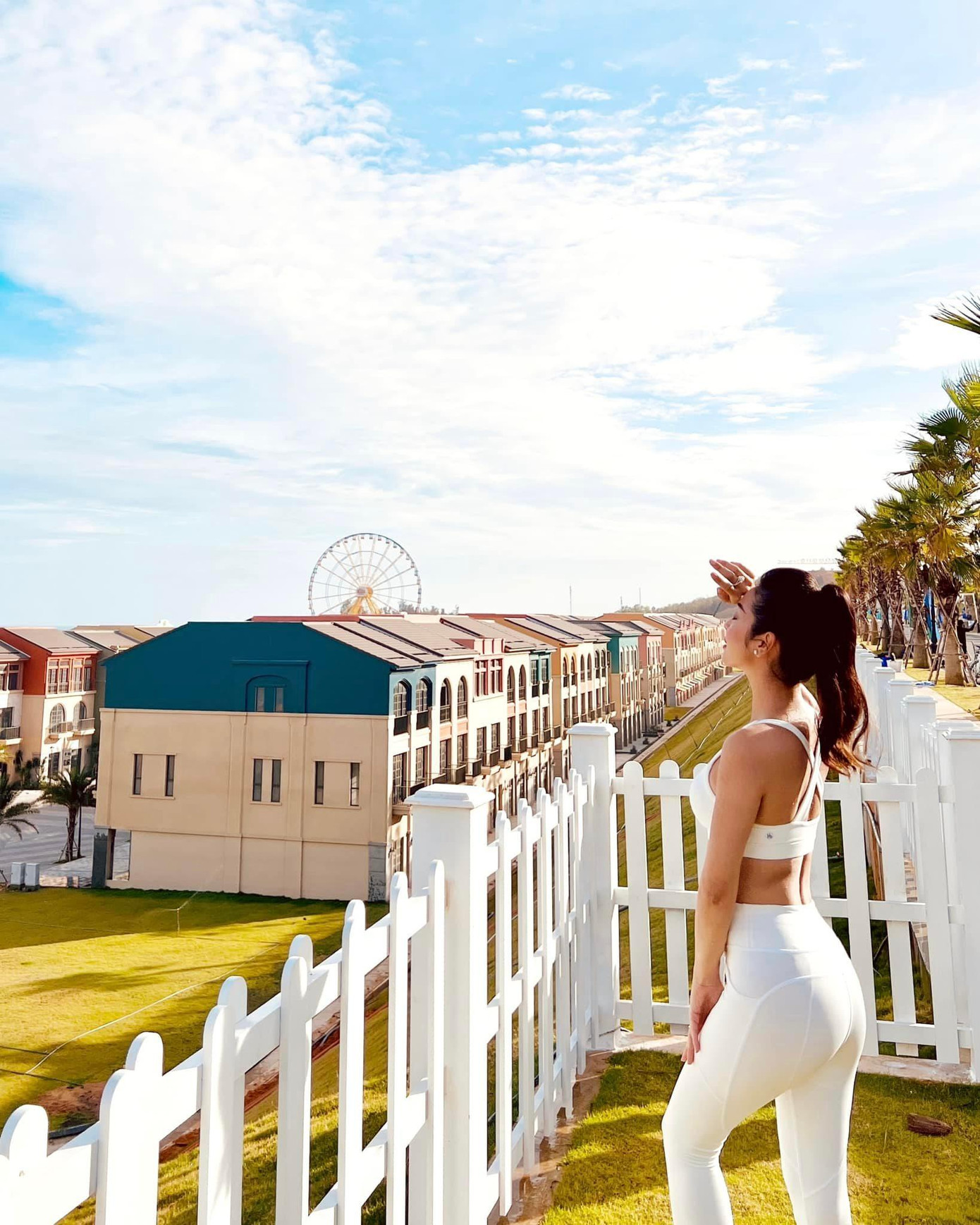 Jennifer Phạm cho biết, để giữ được thần thái tươi trẻ và vóc dáng cân đối, cô đã luyện tập thể thao mỗi ngày, kết hợp cùng chế độ ăn kiêng khắt khe, cũng như tuân thủ giờ giấc nghiêm ngặt.