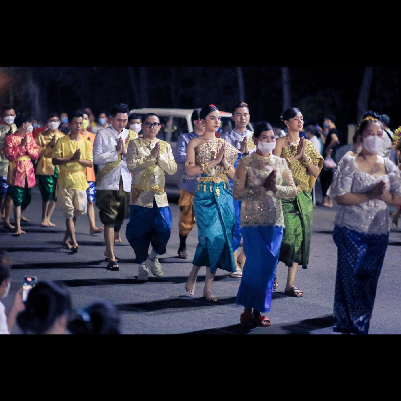 Đạo Cao Đài là tôn giáo có sự dung hợp của nhiều tôn giáo lớn trên thế giới như Phật giáo, Đạo giáo, Kitô giáo… Bởi thế, công trình thờ tự, hành lễ có sự giao thoa của nhiều trường phái kiến trúc Á - Âu, nhưng vẫn toát lên vẻ huyền bí phương Đông với những dấu ấn đặc trưng.