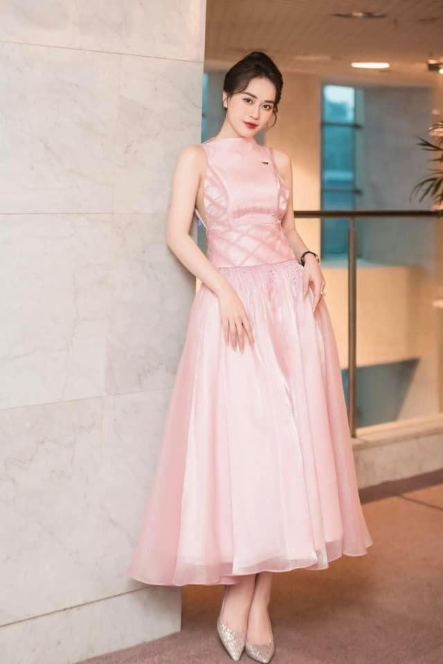 Sau đó, Mai Phương vào vai khách mời trong bộ phim ăn khách “Thương ngày nắng về”. Sau đó, Mai Phương vào vai khách mời trong bộ phim ăn khách “Thương ngày nắng về”.