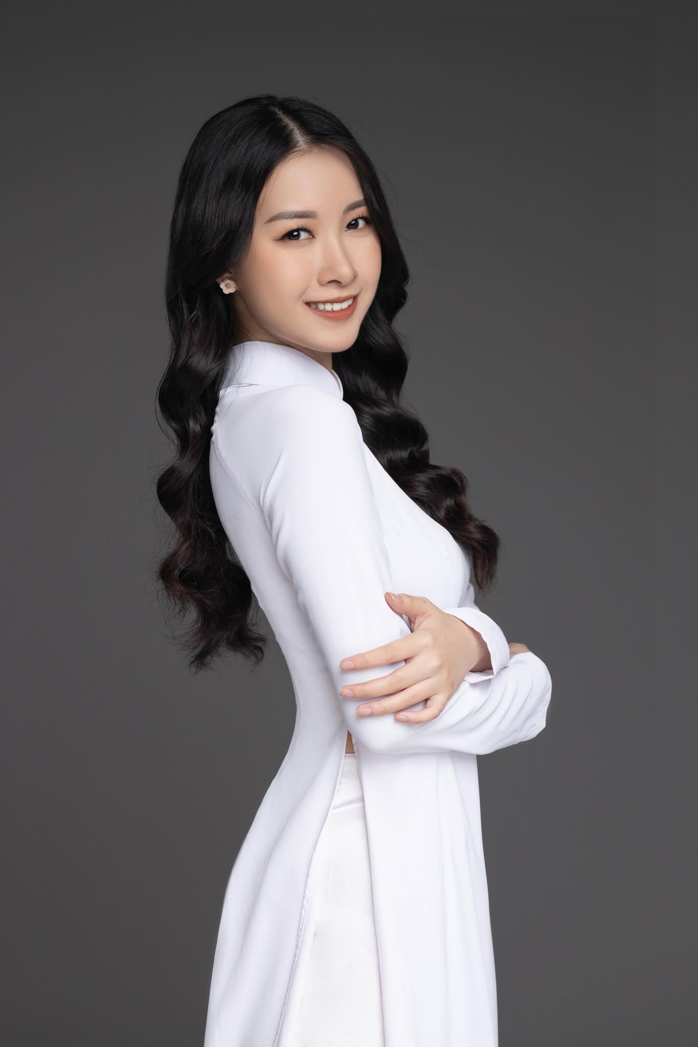 Hạnh Dung tiết lộ, cô bén duyên với nghệ thuật từ bé. Năm 9 tuổi, Hạnh Dung tham gia chương trình Đồ Rê Mí và xuất sắc lọt vào Top 10 trên phạm vi toàn quốc. Bên cạnh năng khiếu ca hát, Hạnh Dung còn có hàng loạt tài lẻ như nhảy múa, chơi đàn tranh và đàn guitar.