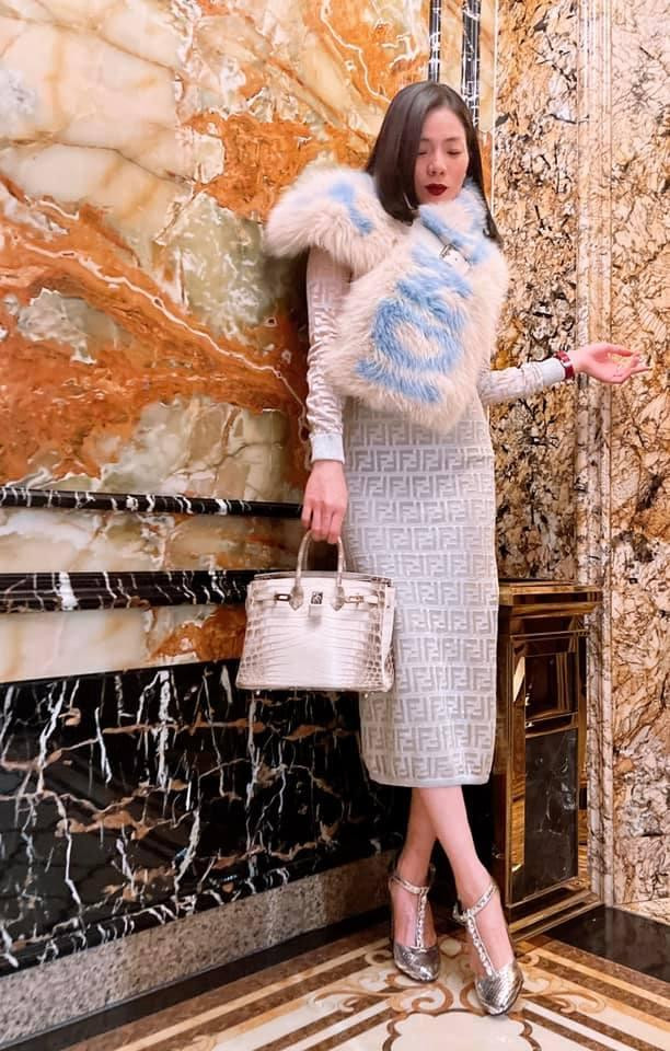 Lệ Quyên chia sẻ: “Người ta nói 3 ngày tết, hôm nay mùng 3 rồi, năm nay vẫn kịp ra với mẹ để hít hà cái lạnh đặc trưng này. Nhiều cảm xúc lắm, nhiều mong ước lắm nhưng có lẽ điều mà em mong muốn nhất là núi lửa trong em hạ nhiệt bớt đi. Em mong mình sẽ dịu lại, nhu mì đi, sẽ điềm tĩnh hơn. Sự quyết liệt cần chứ nhưng đến thời điểm này em vẫn thừa thì chắc nên bớt đi vậy. Em đang học cách làm đàn bà”.