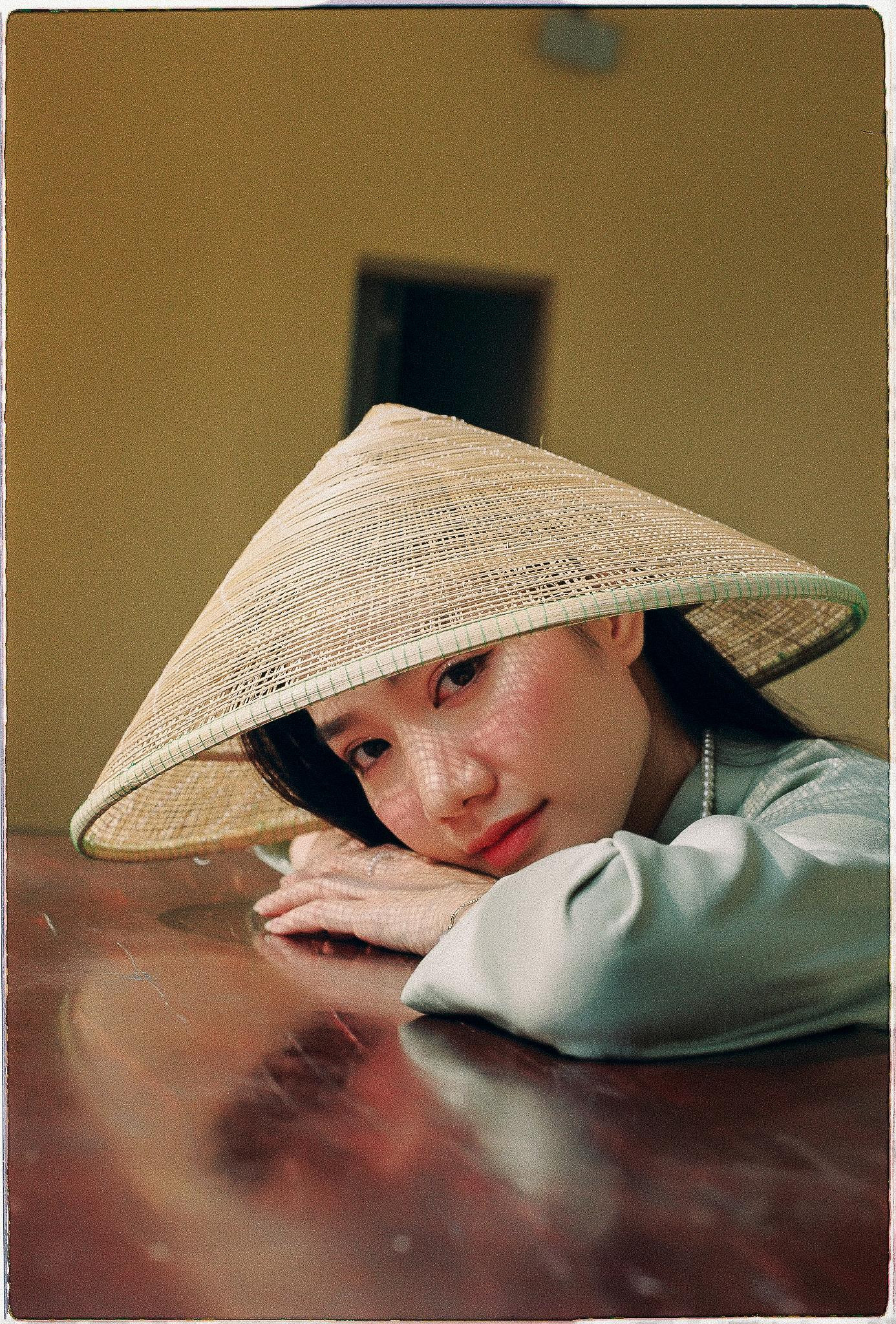 Cô nàng gây ấn tượng bởi nét đẹp dịu dàng, nữ tính.